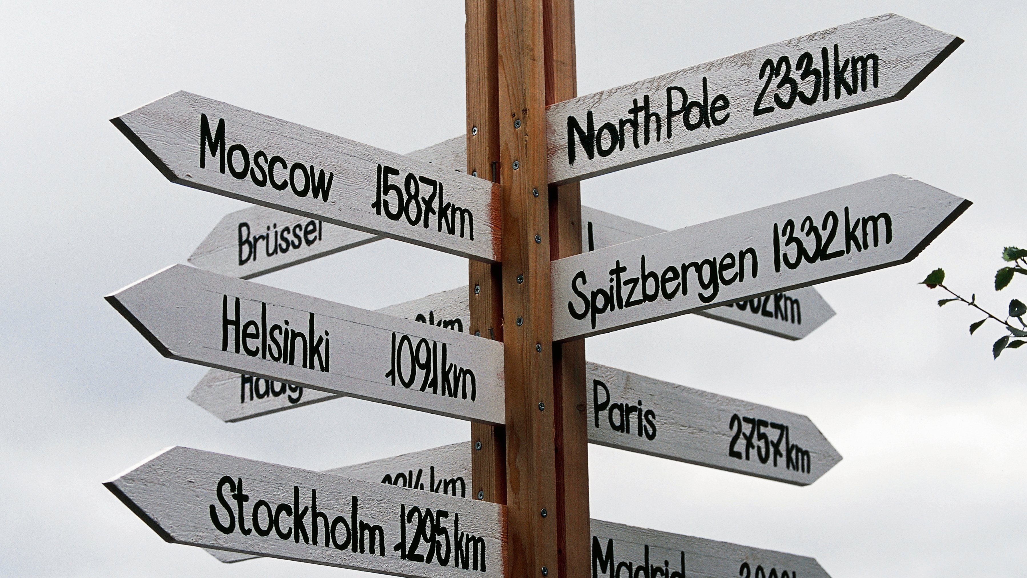 Sign post to various capitals, Finnmark county