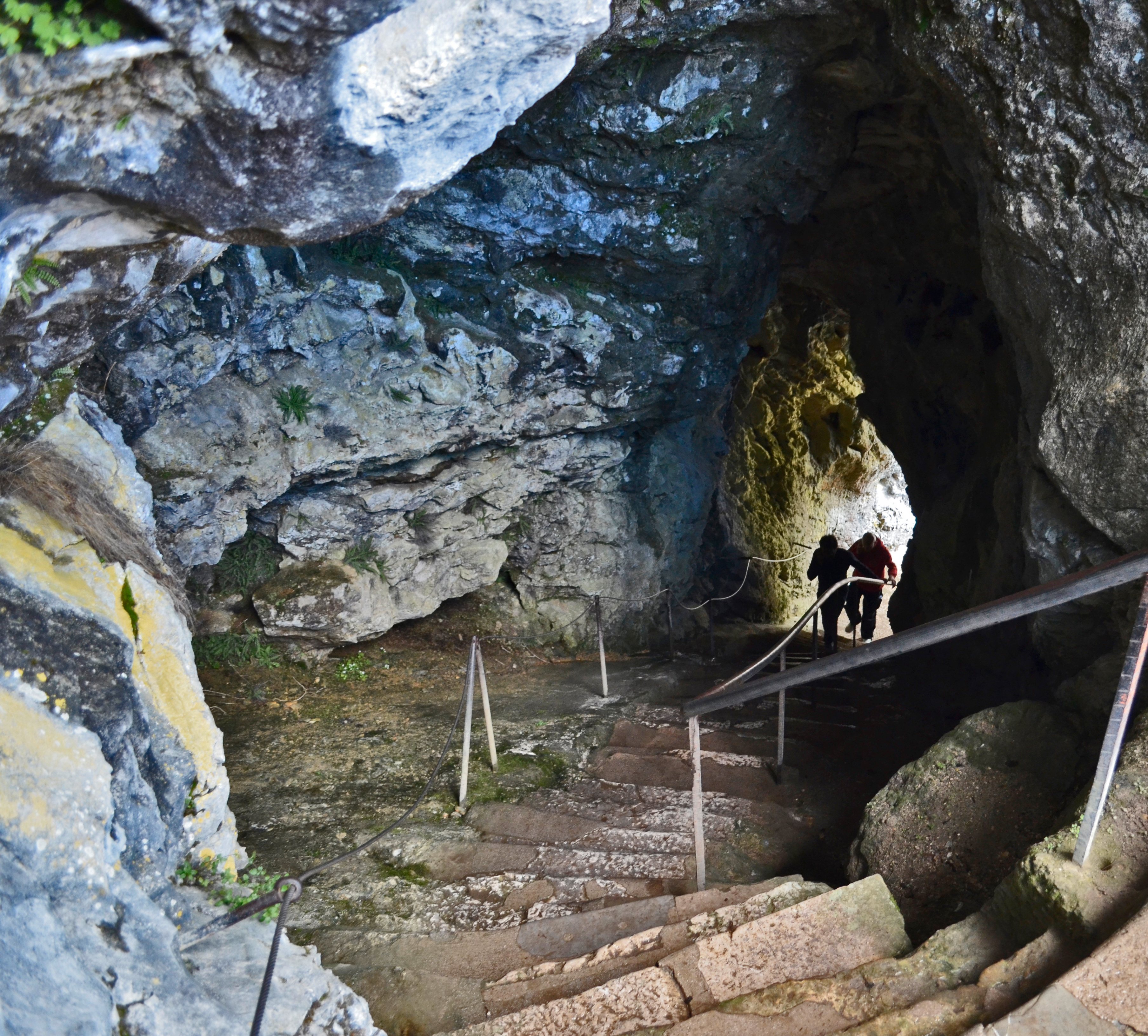 O castelo de Predjama, construído na caverna de uma ravina na Eslovénia no século XIII