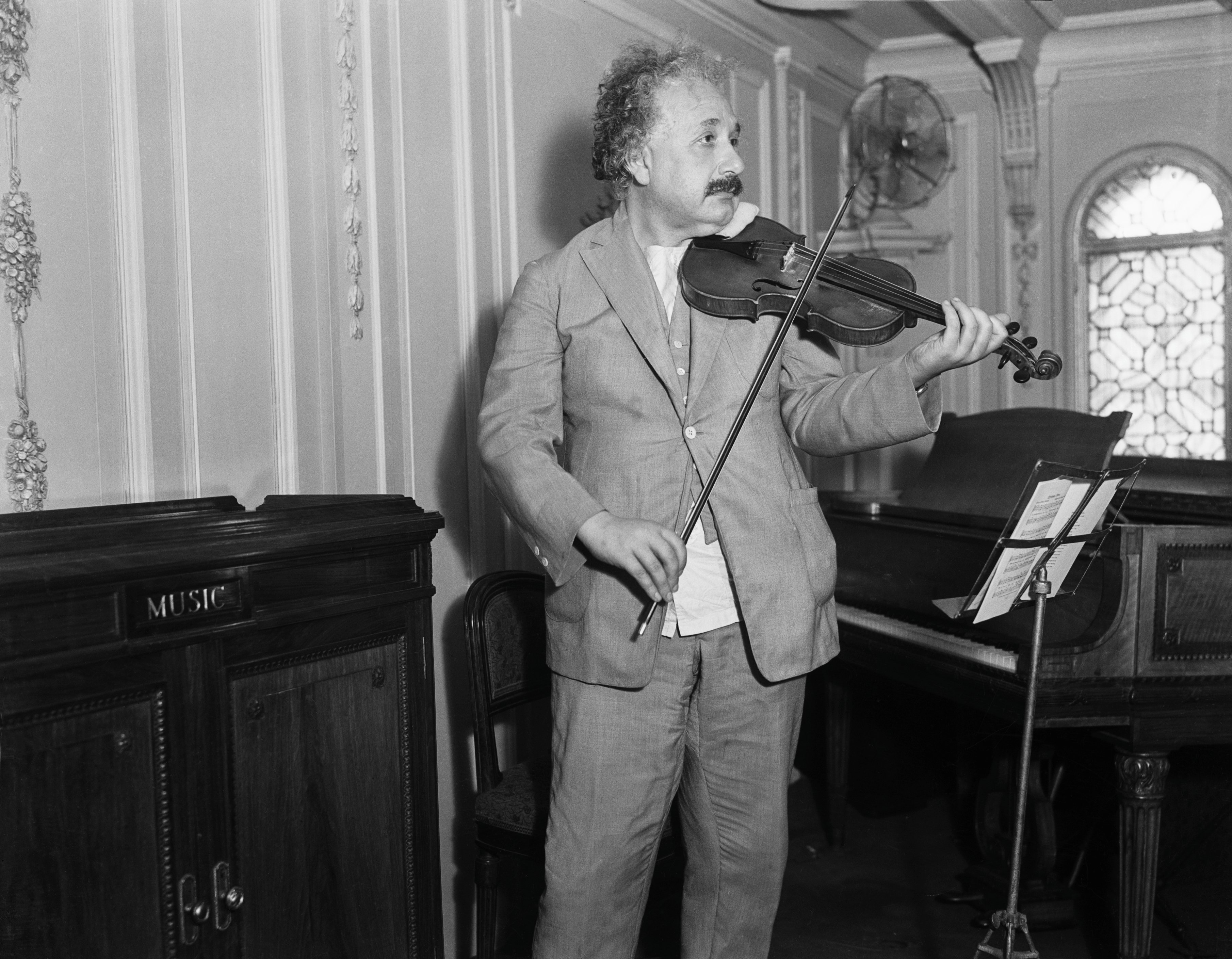 Albert Einstein a tocar violino, em 1932