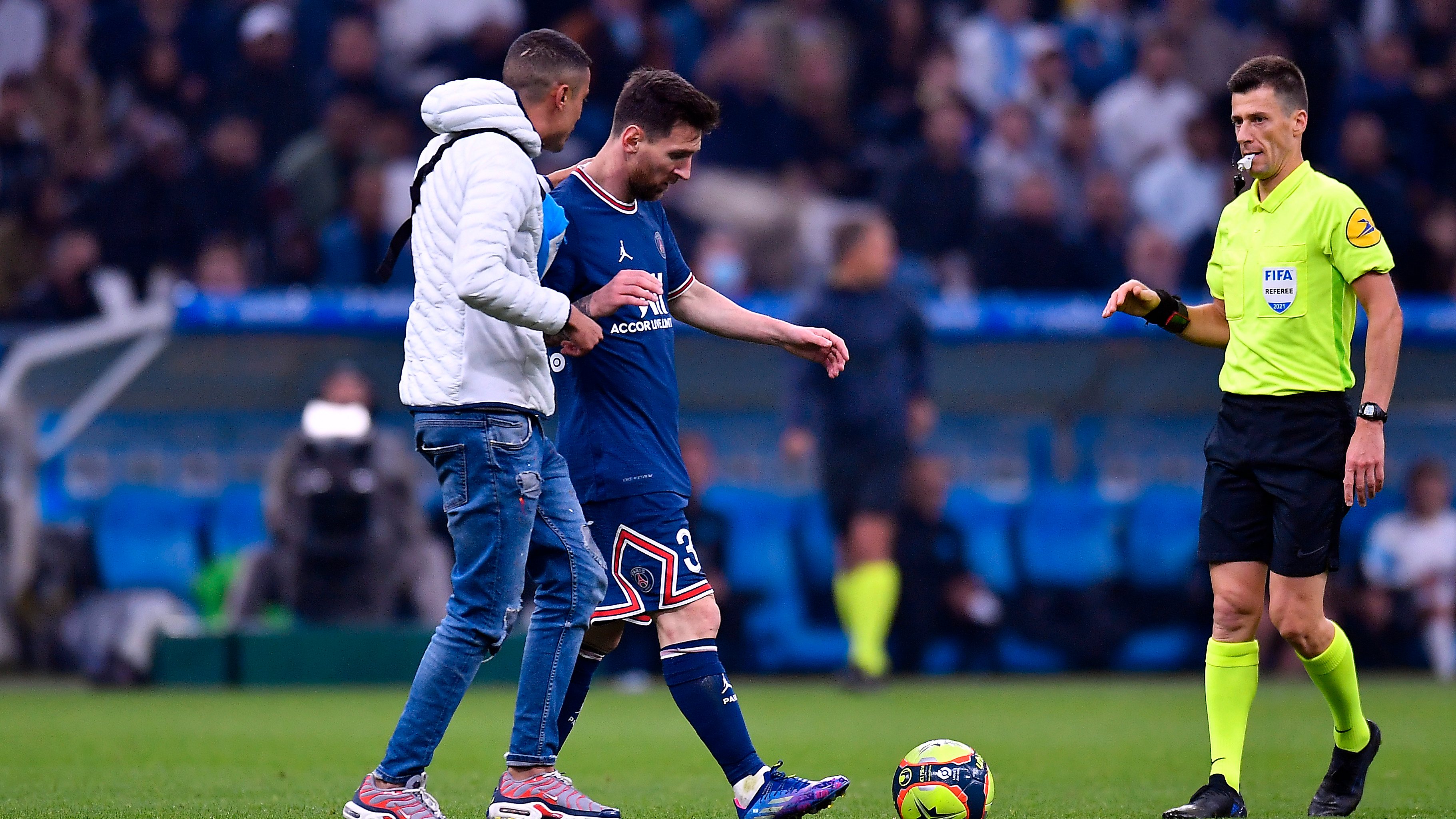 Invasor de campo foi ter com Messi e parou um ataque do PSG já próximo da área do Marselha