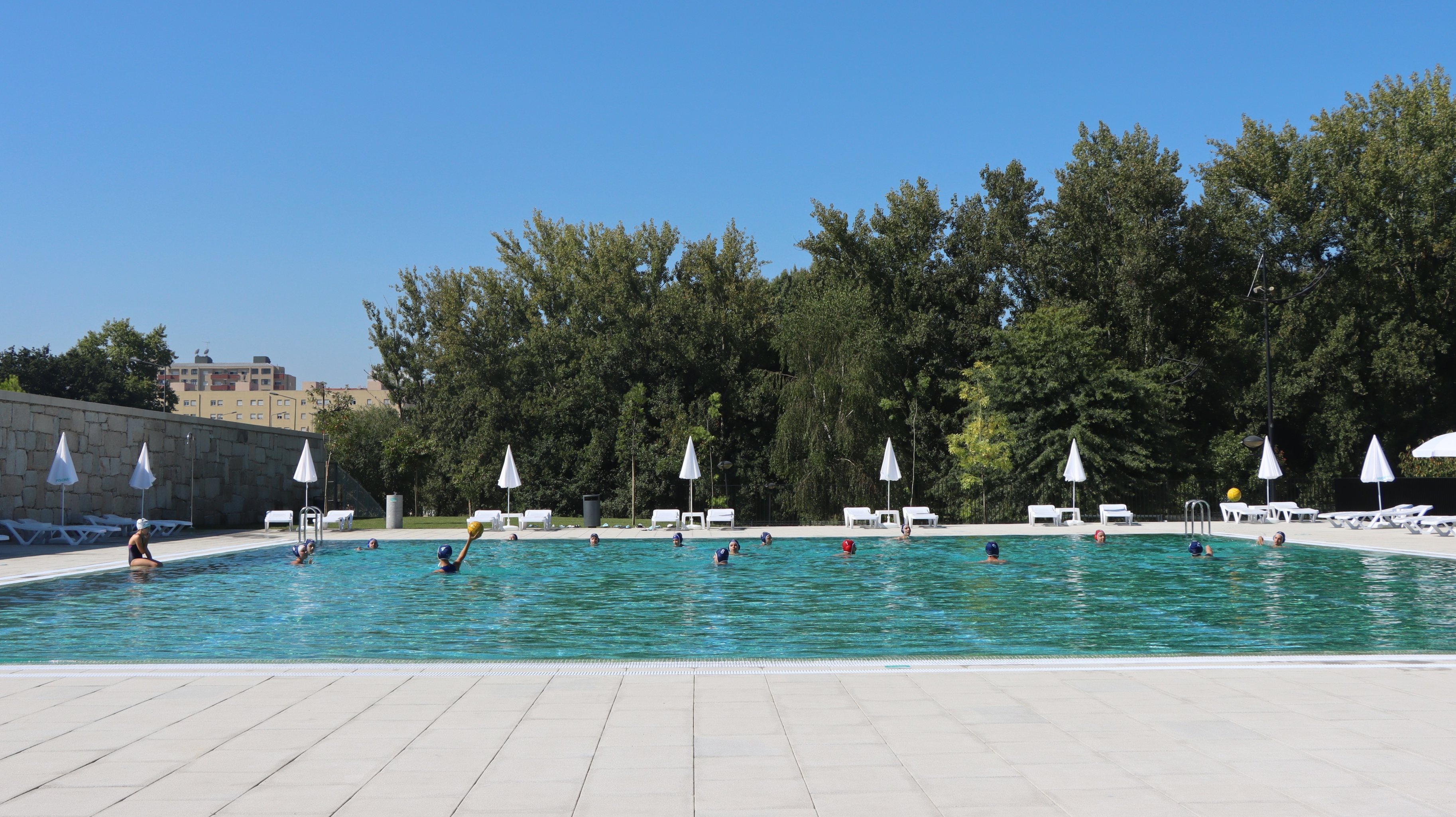 Em Paredes nasceu uma piscina num parque urbano que promete refrescar miúdos e graúdos em dias de sol