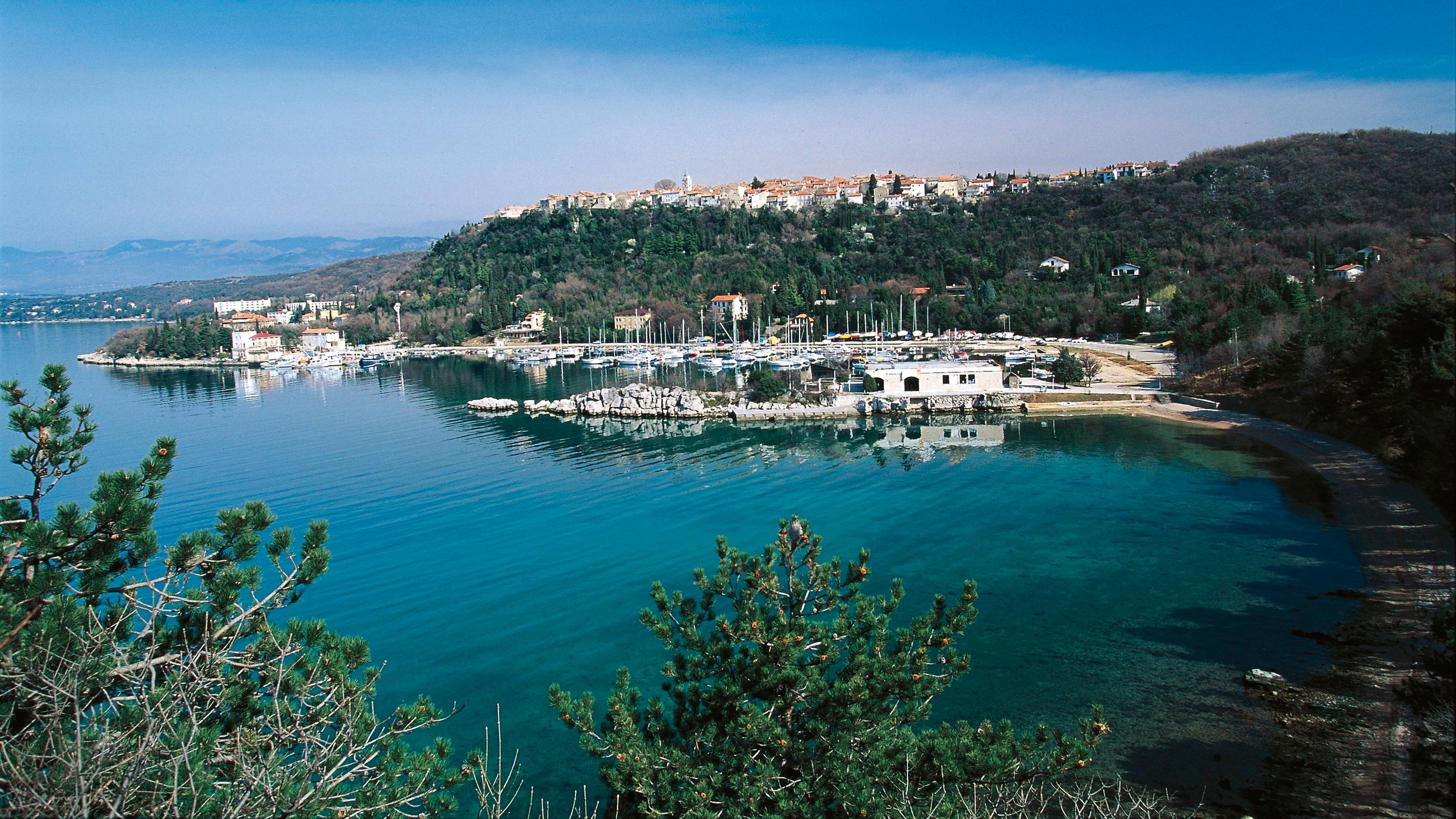 Krk é a maior ilha da Croácia e um local popular entre os visitantes do país