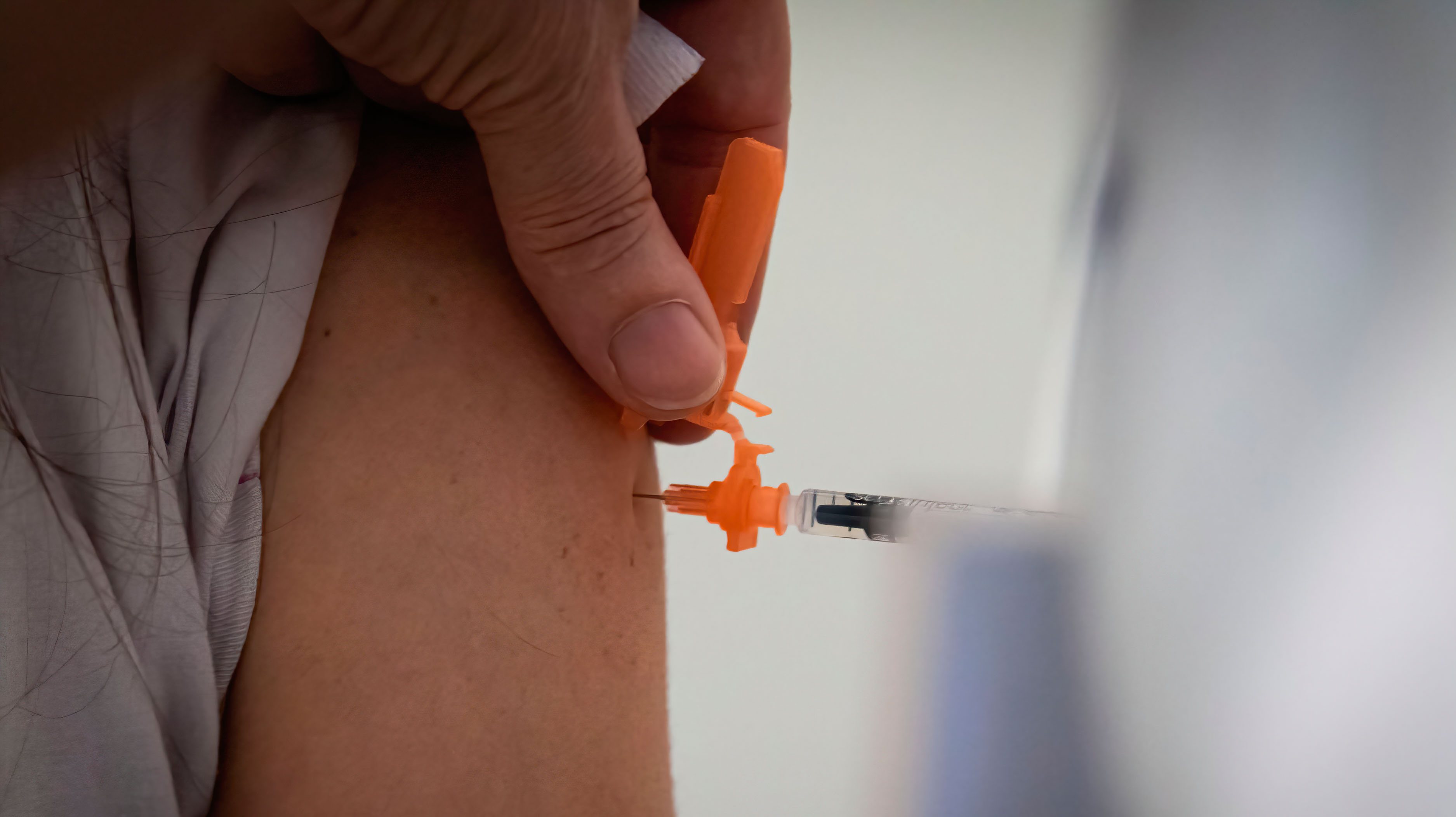 A woman is being vaccinated against covid-19 at Matosinhos