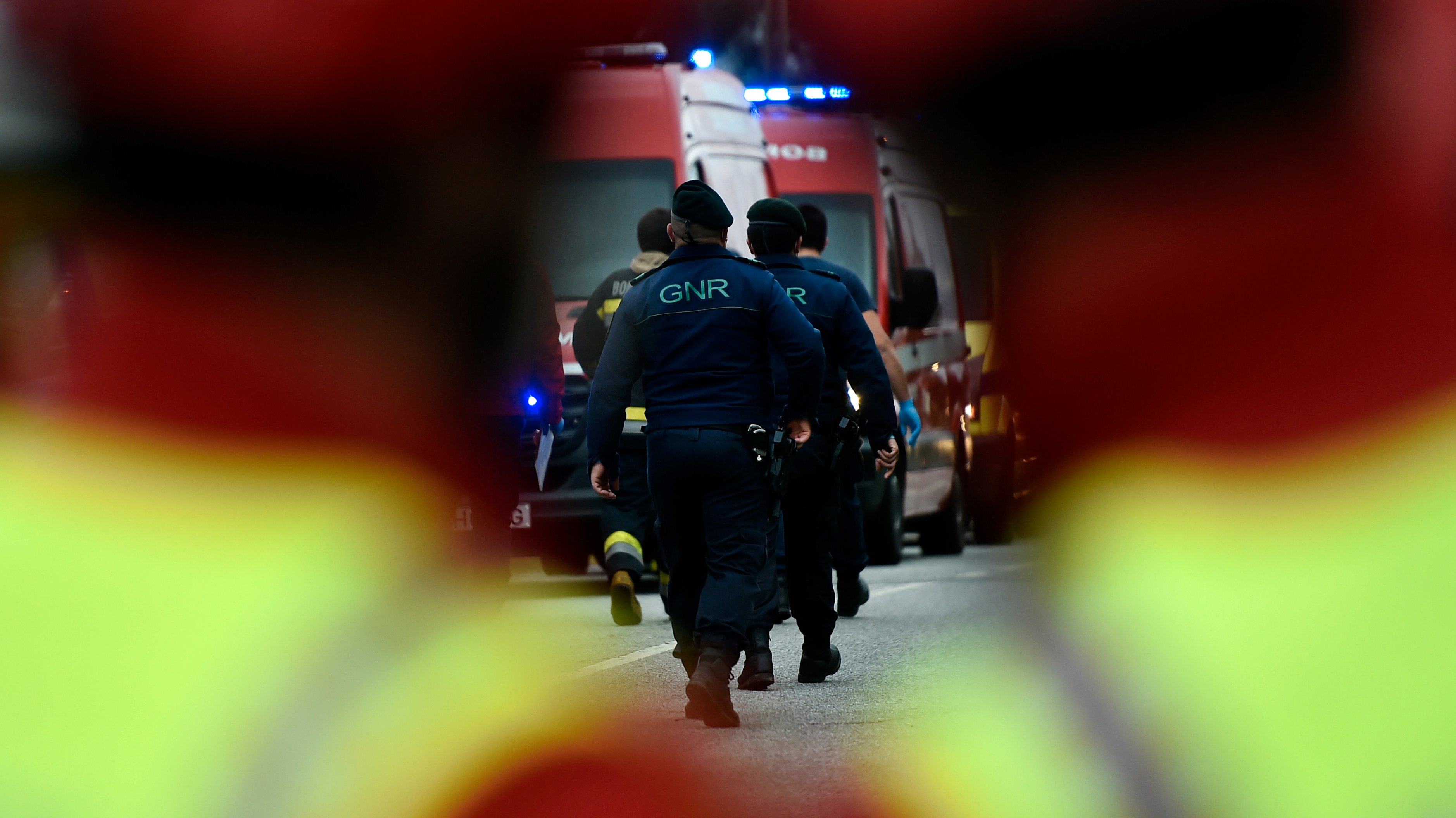 Bombeiros no local onde ocorreu um incêndio esta tarde numa casa em Vale de Madeiros, no concelho de Nelas, seguido de explosões, e que provocou vários feridos, Viseu, 16 de fevereiro de 2022. NUNO ANDRÉ FERREIRA/LUSA
