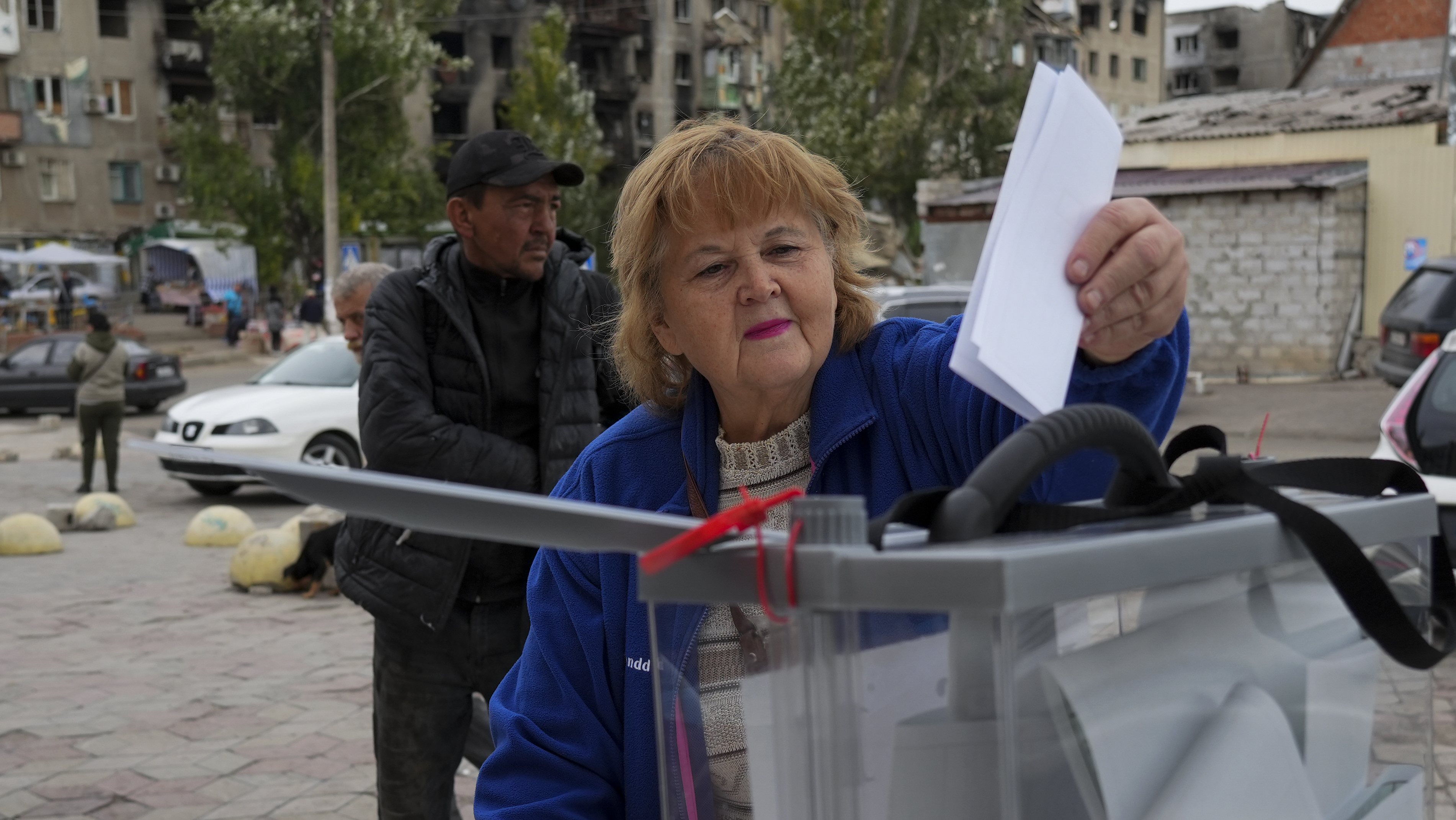 Voting in controversial Ukraine referendums