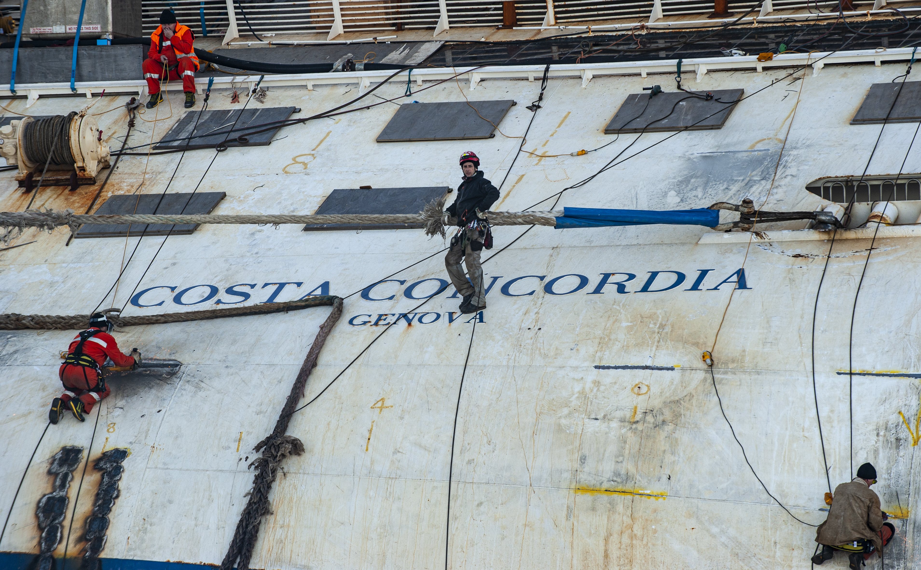 Há 10 anos, o navio Costa Concordia afundou ao largo da costa italiana, tendo resultado na morte de 32 pessoas -- 27 passageiros, cinco membros da tripulação e um elemento da equipa de socorro