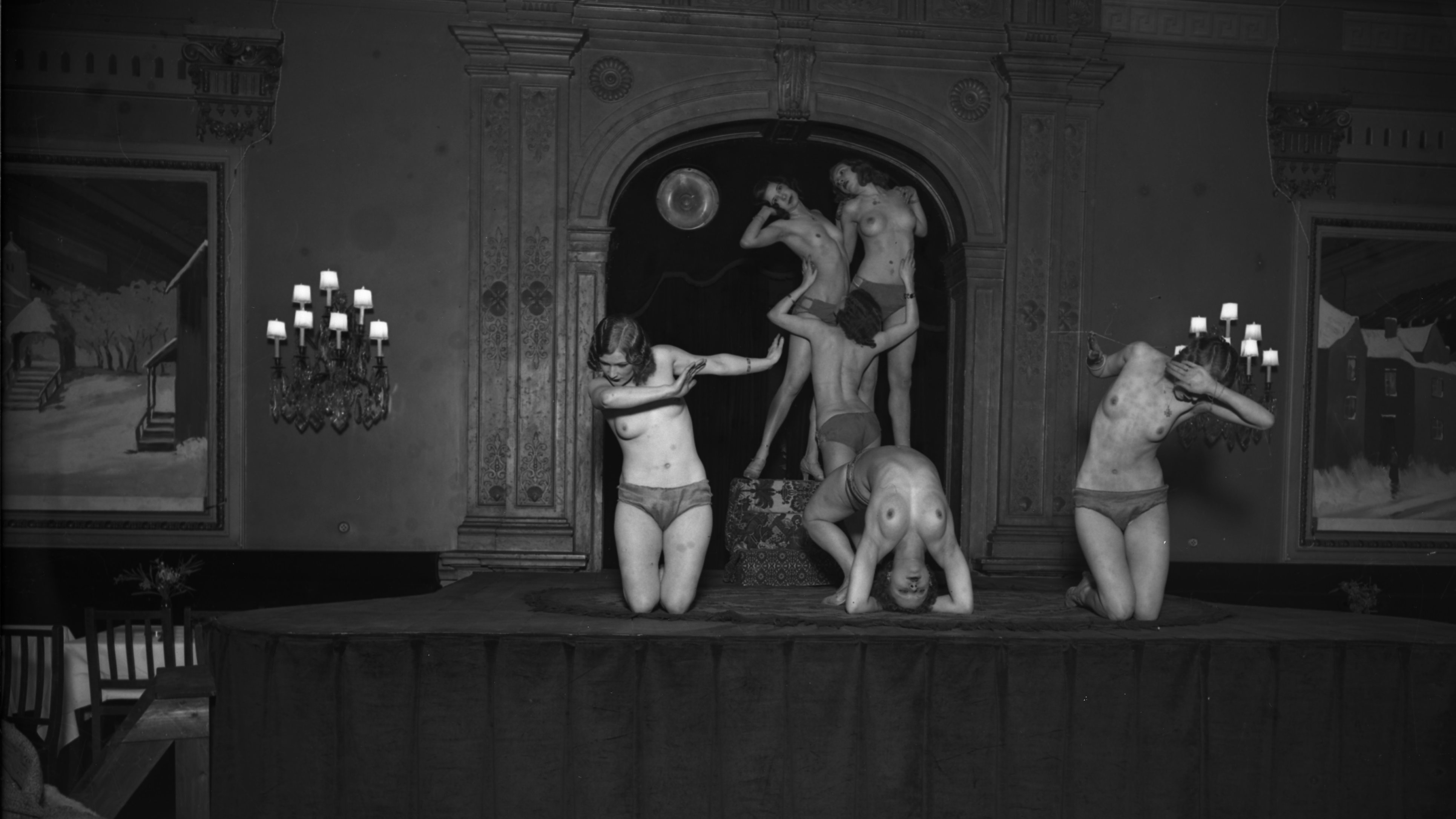 O arquivo fotográfico é um dos protagonistas desta exposição: aqui uma performance de bailarinas internacionais no Maxime’s