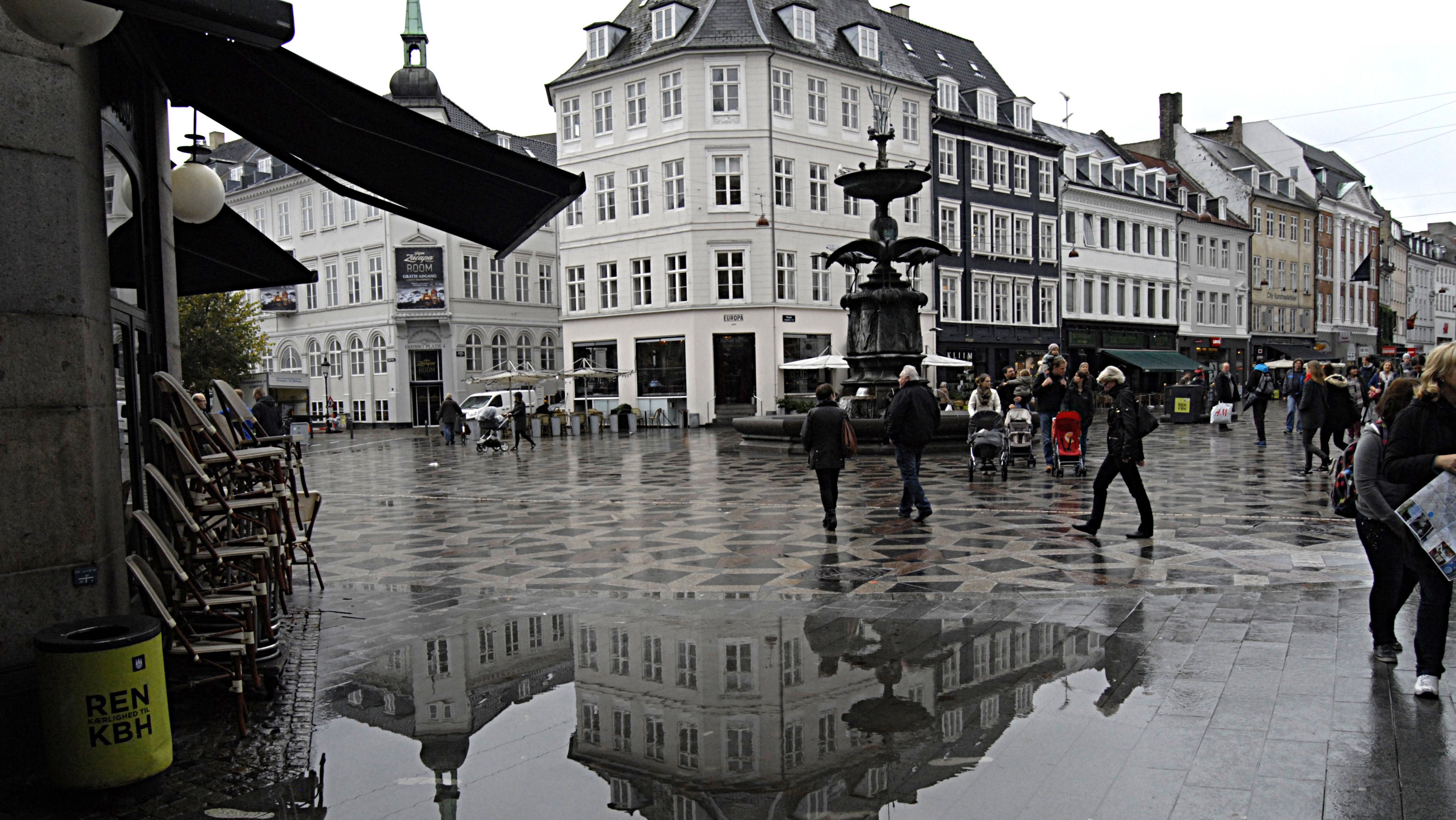 Copenhagen / Denmark. 21 October 2013_ Consumers are walking in rain on stroeget amager torv (Photo by Francis Joseph De