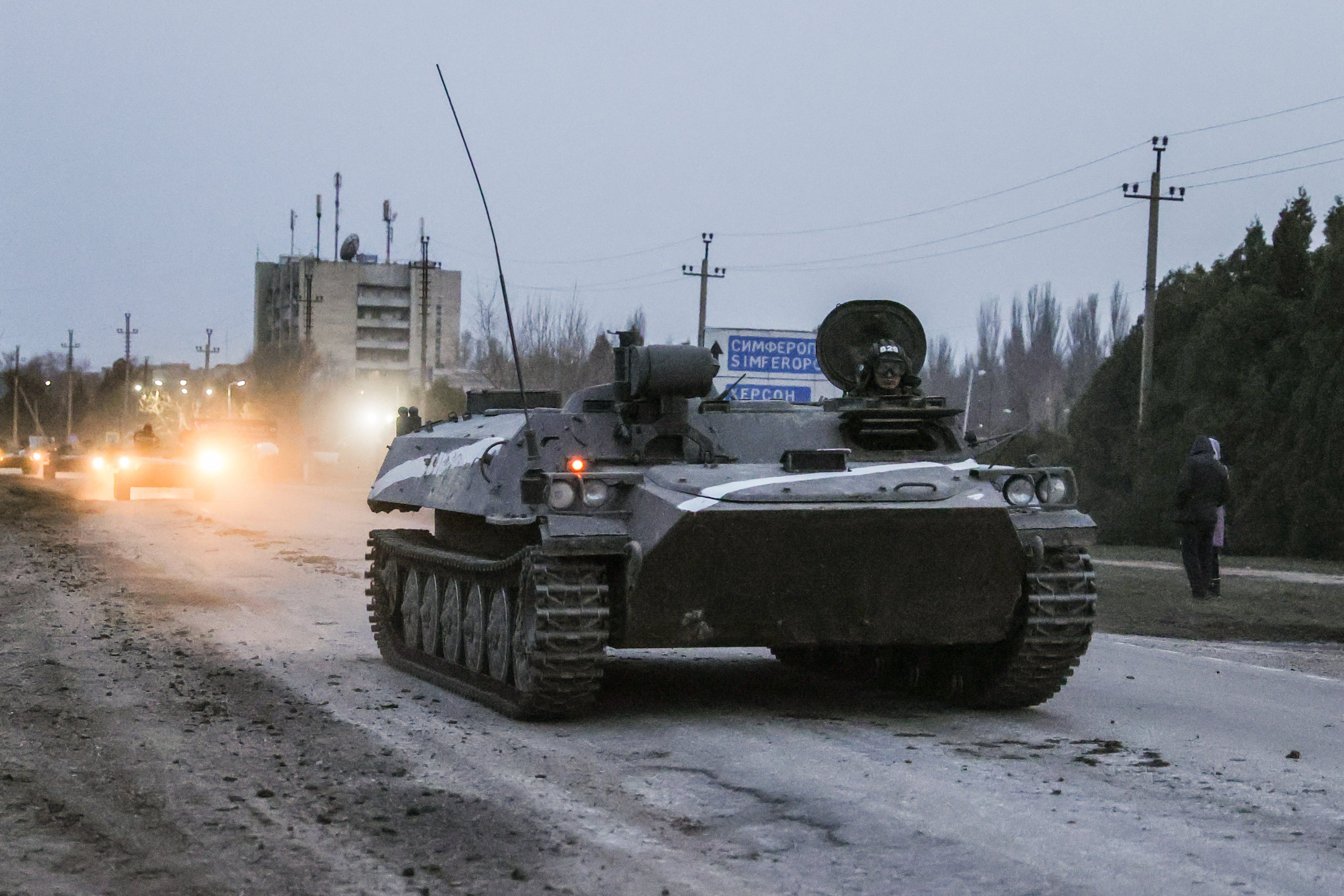 Coluna militar aproxima-se do checkpoint Perekop, na fronteira da Ucrânia