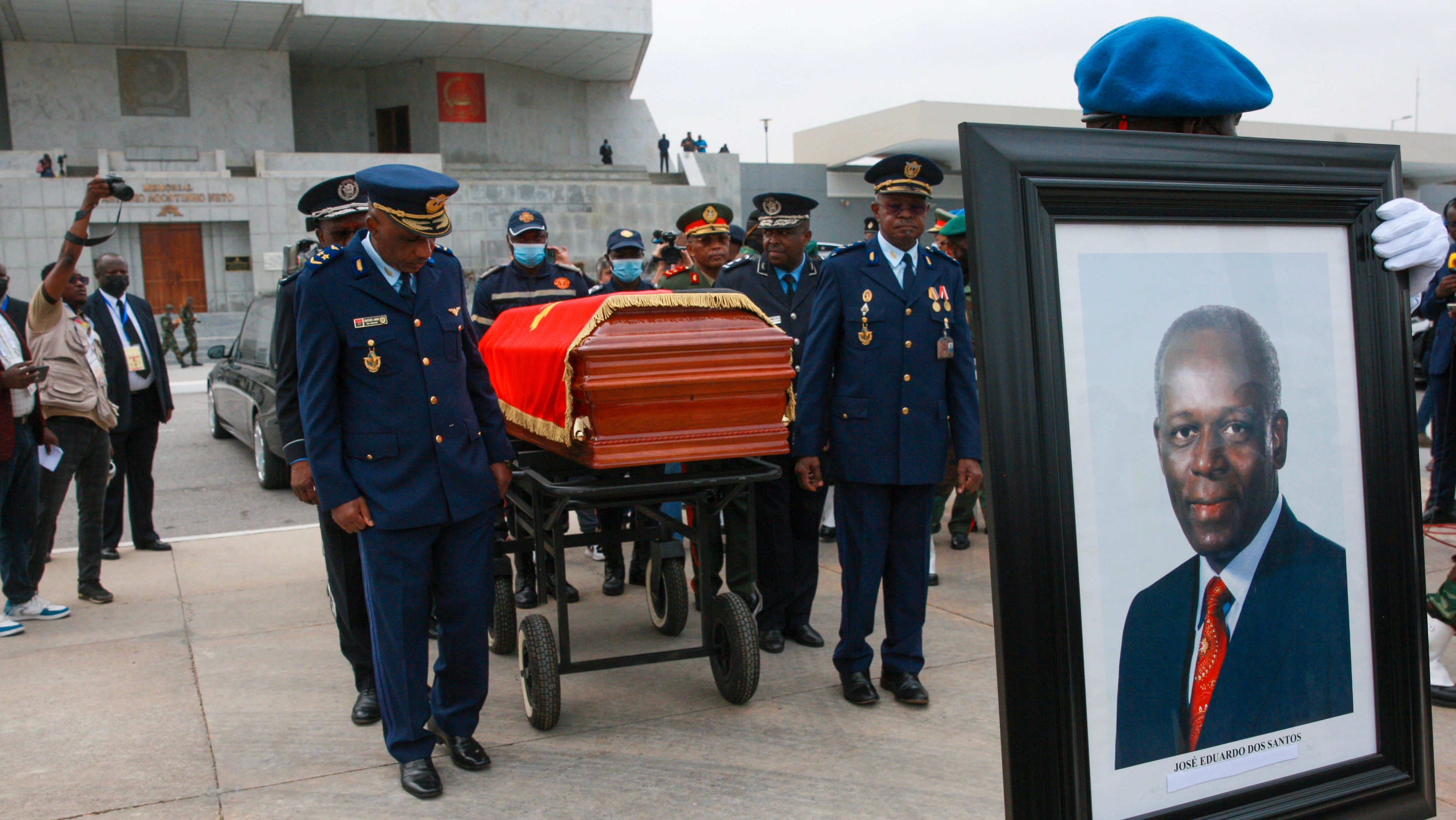 O funeral do ex-Presidente angolano realiza-se este domingo.