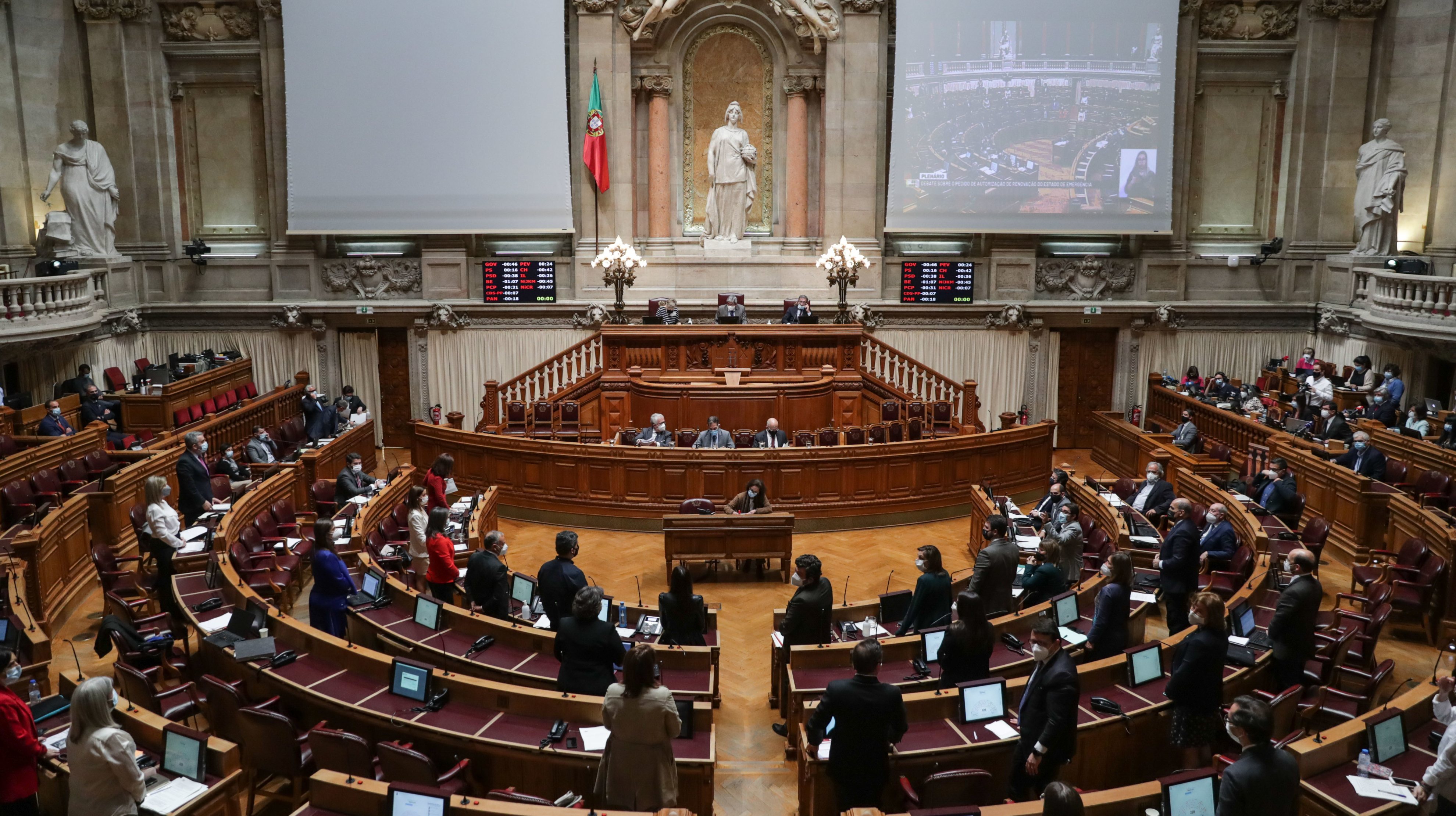 O 14º estado de emergência foi decretado pelo Presidente da República, Marcelo Rebelo de Sousa, a 25 de março, após a autorização do parlamento, com votos a favor de PS, PSD, CDS-PP e PAN e a abstenção do BE