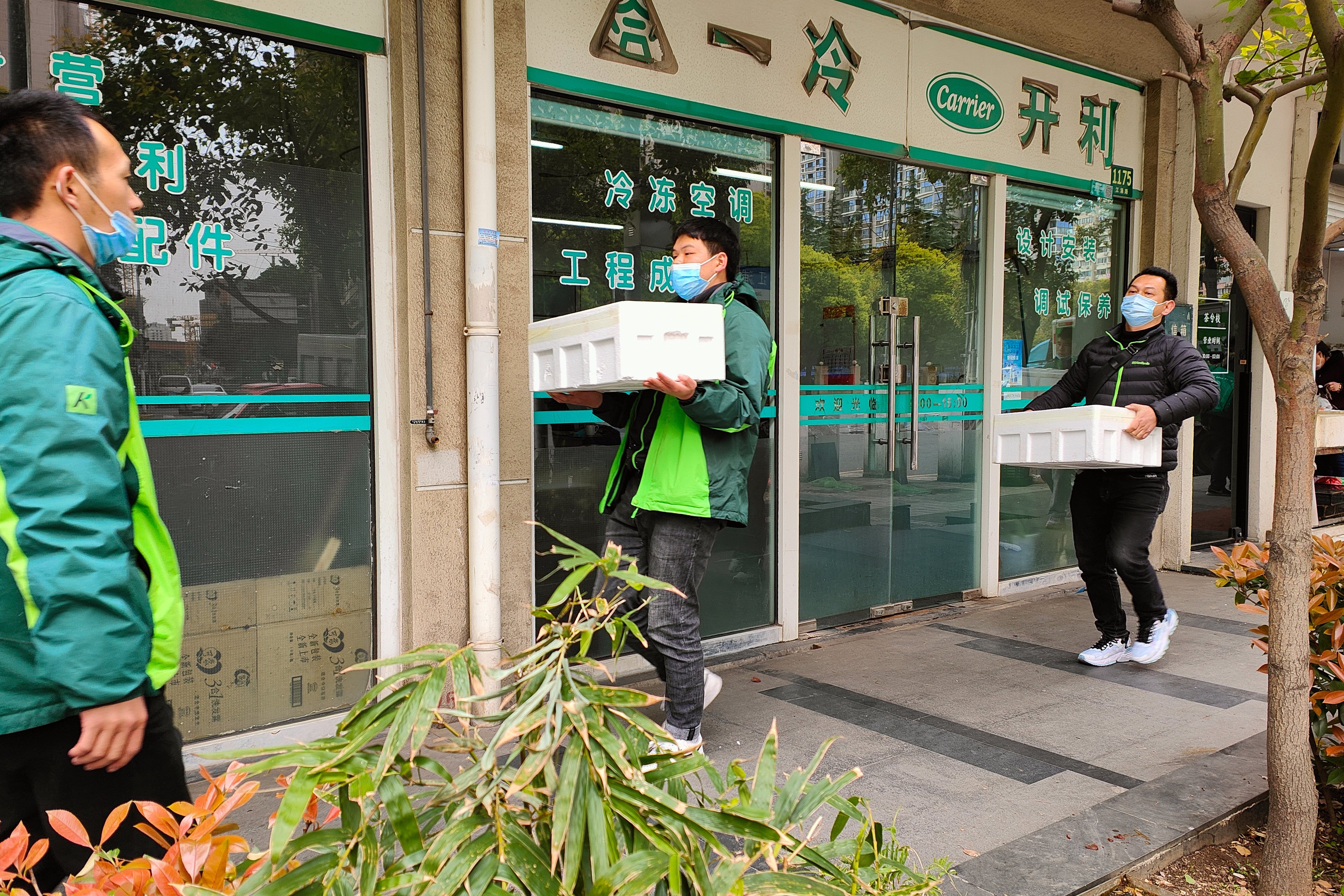 Habitantes no distrito de Yangpu, em Xangai, dirigem-se ao supermercados para comprar alimentos para os dias de confinamento