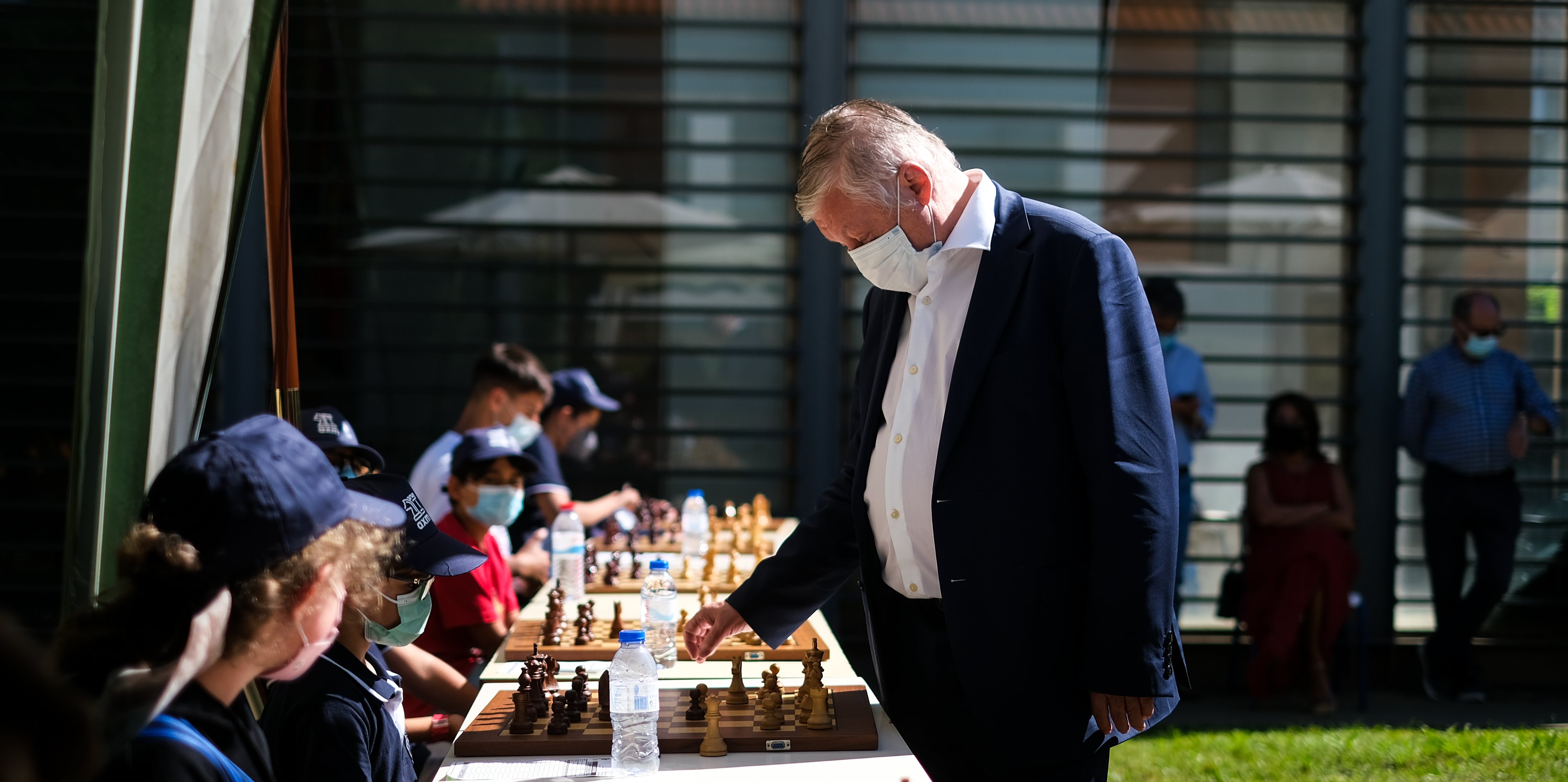 Conjunto de xadrez feito à mão embaixador europeu com tabuleiro de