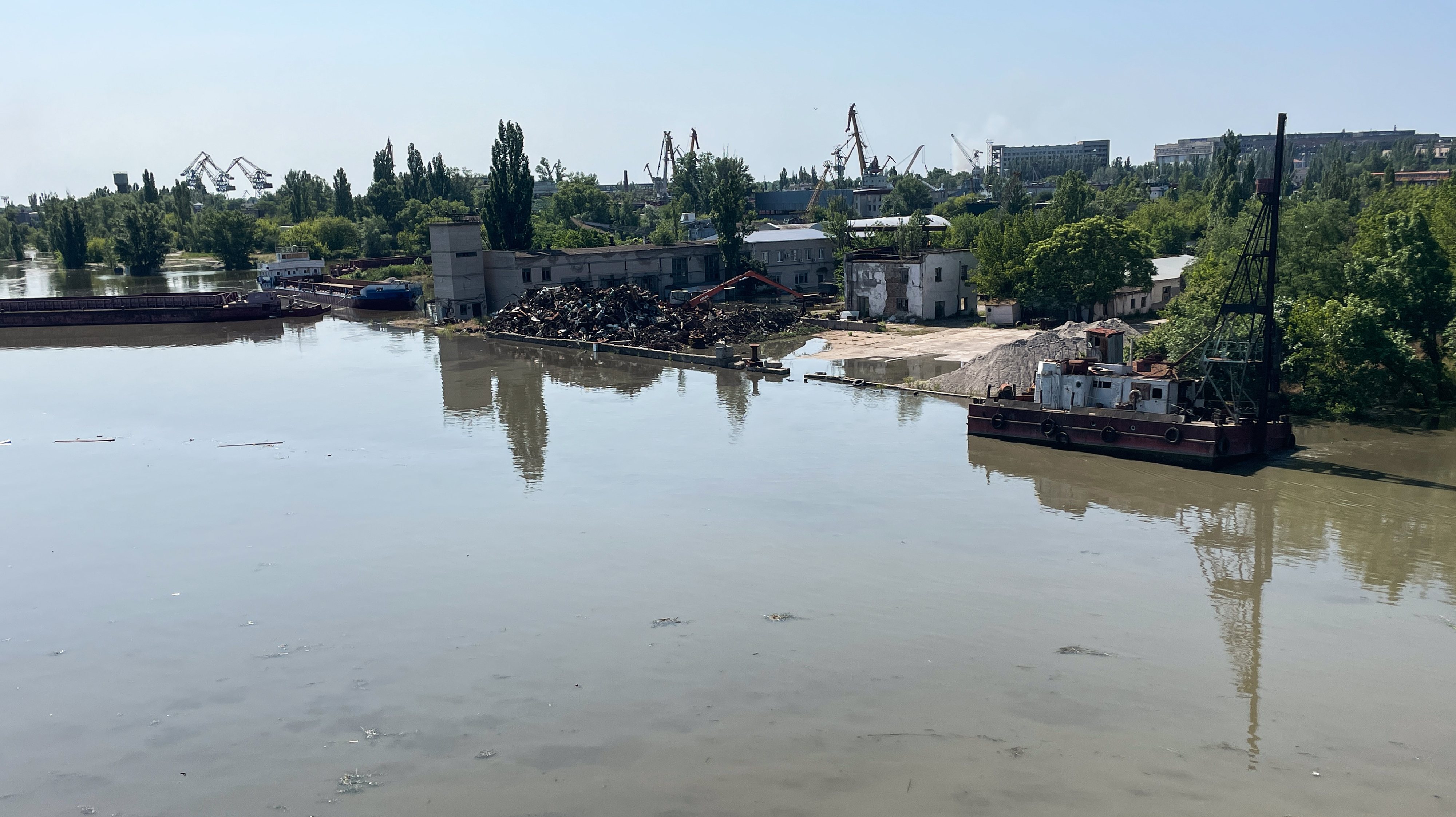 A água da barragem destruída serve para arrefecer os reatores nucleares da central de Zaporíjia, a maior da Europa