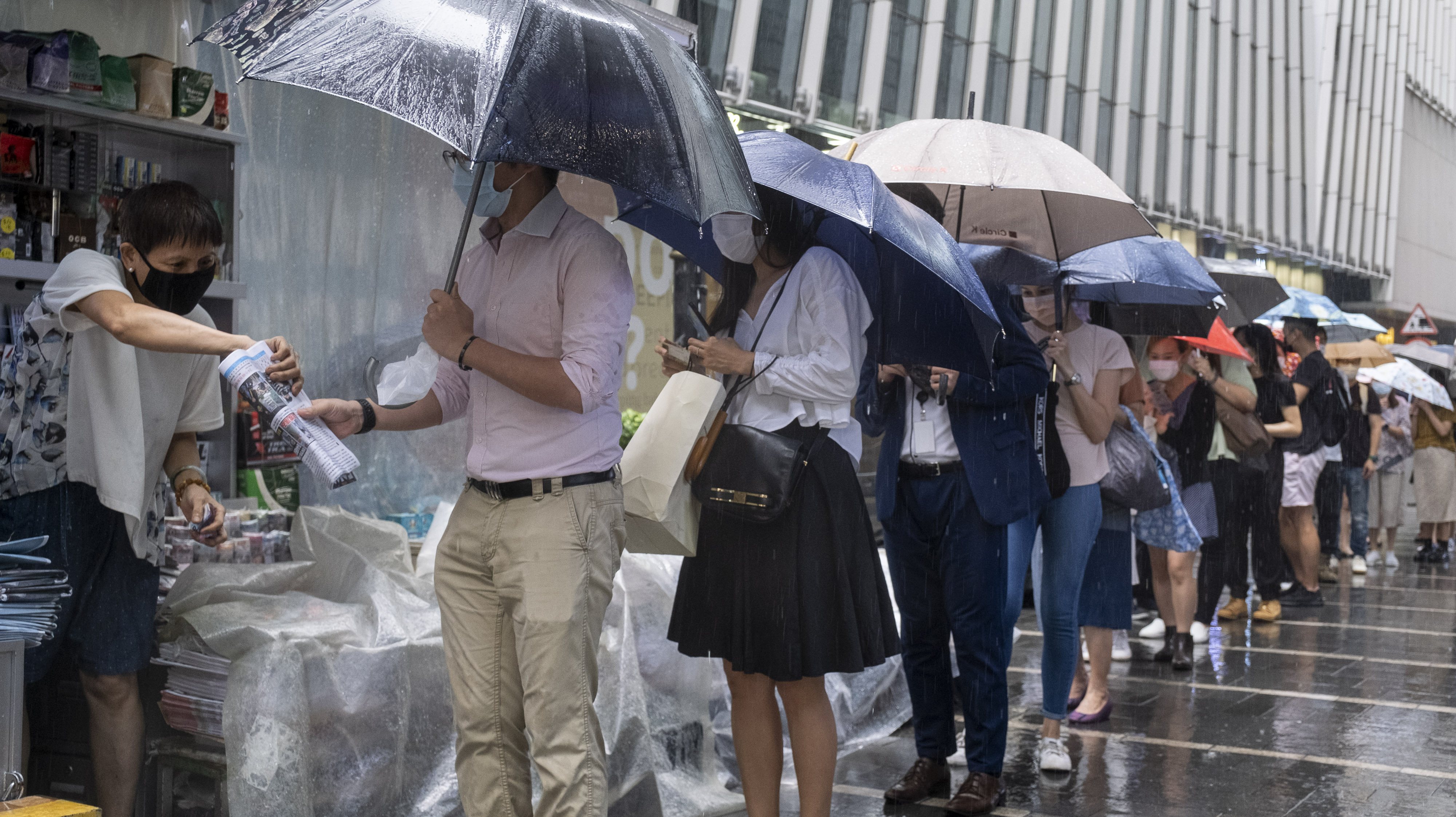 Hong Kong Bids Emotional Farewell to Newspaper Shut by China