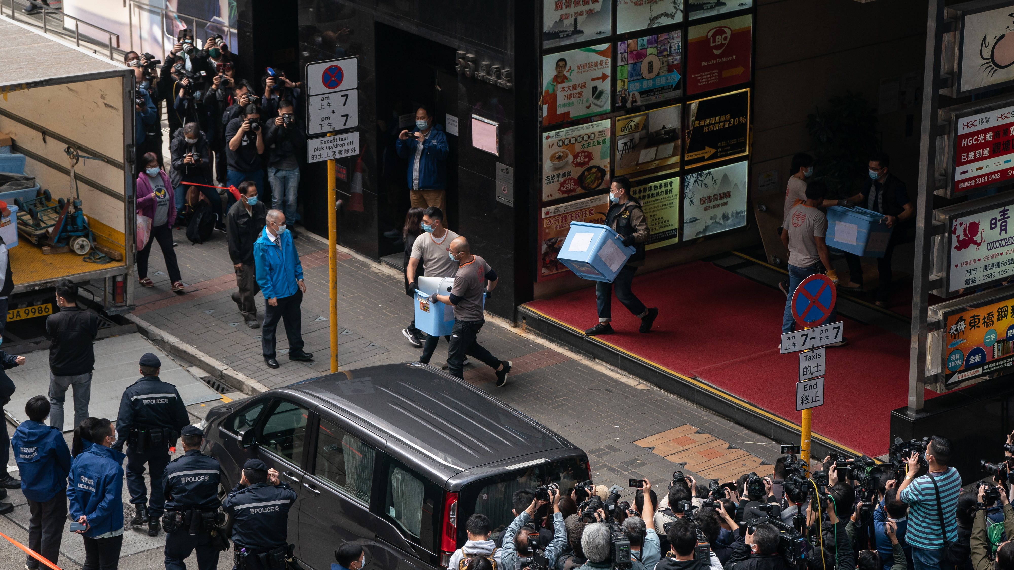 Invasão policial à sede do jornal Stand News em Hong Kong