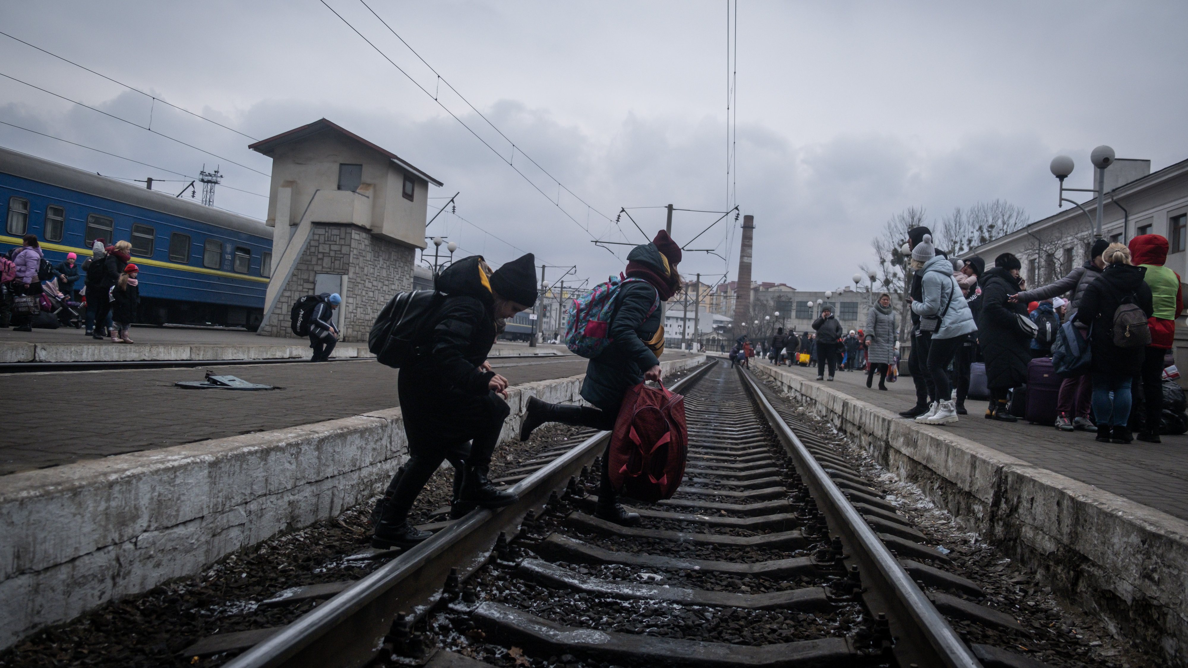 Refugiados procuram sair da Ucrânia pelos países vizinhos