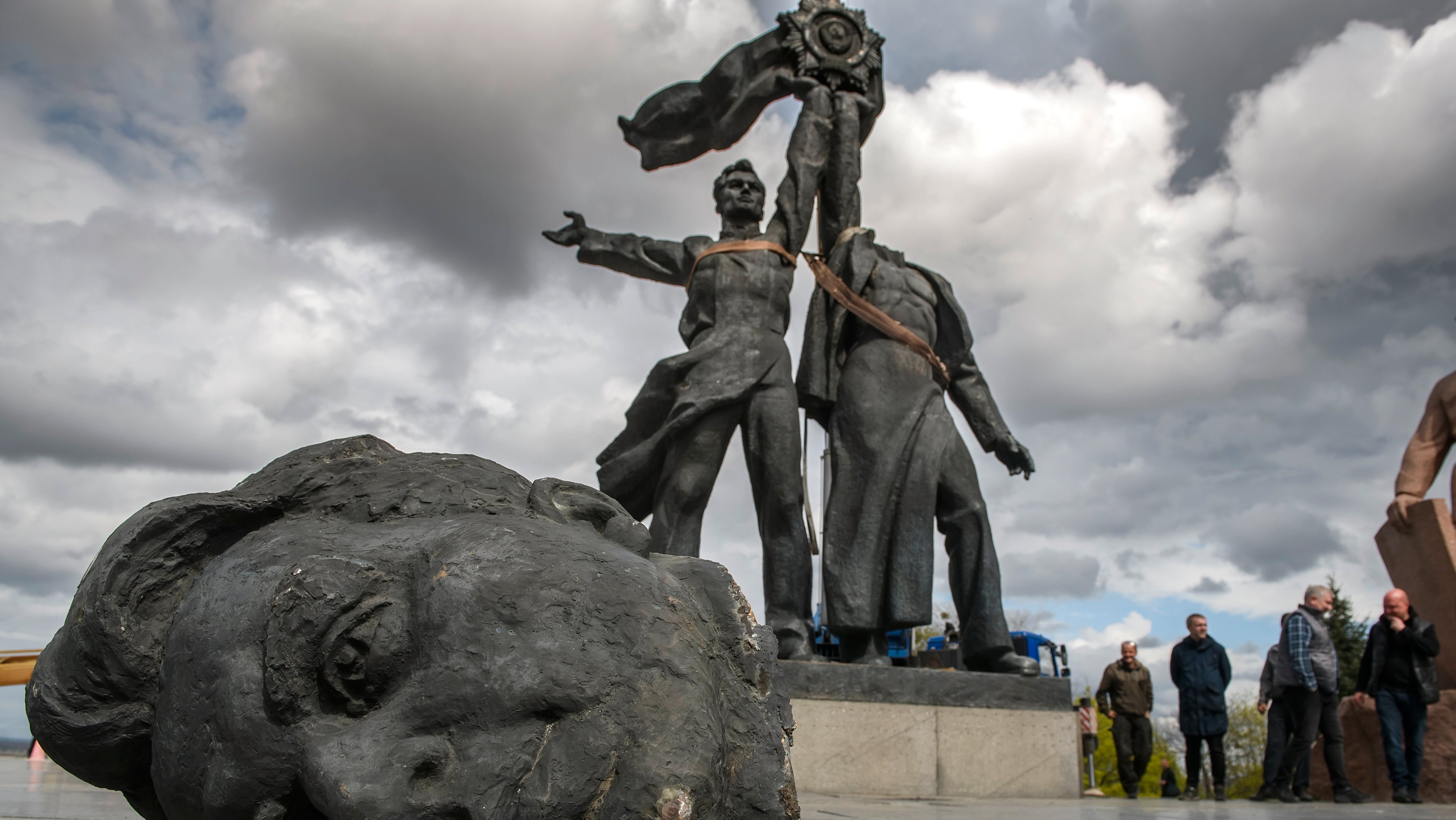 Kyiv Razes Soviet Monument To Ukraine-Russia Friendship