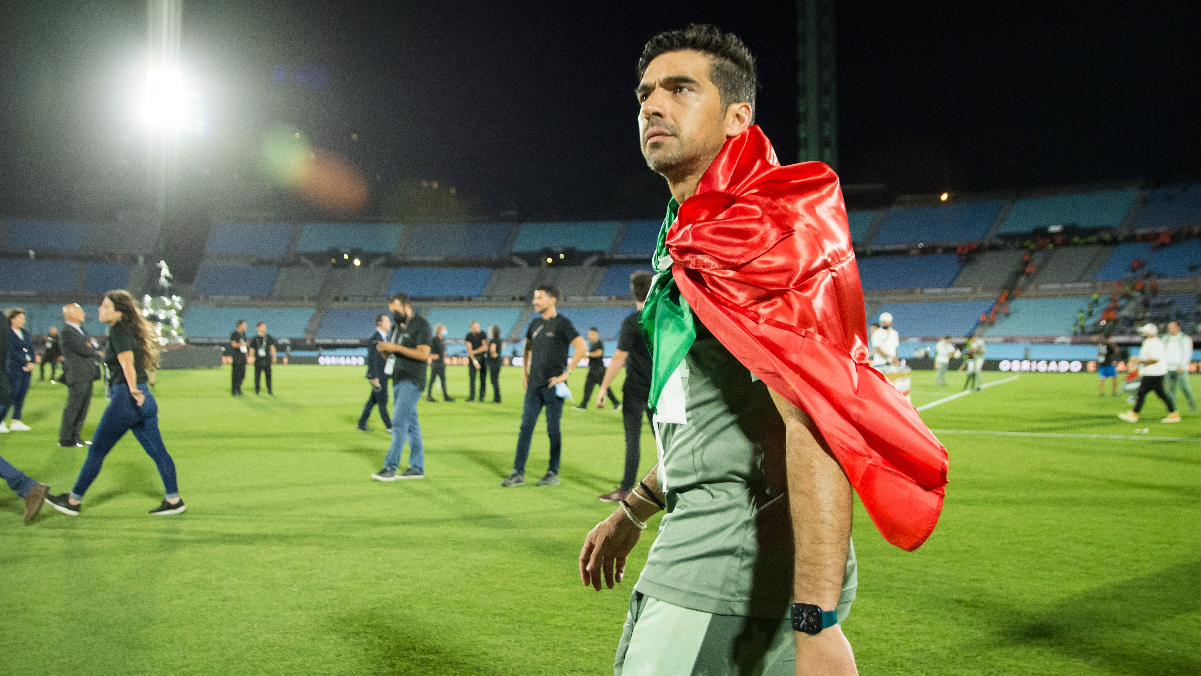 Abel Ferreira não esqueceu a bandeira portuguesa na hora dos festejos no Estádio Centenário, em Montevideu