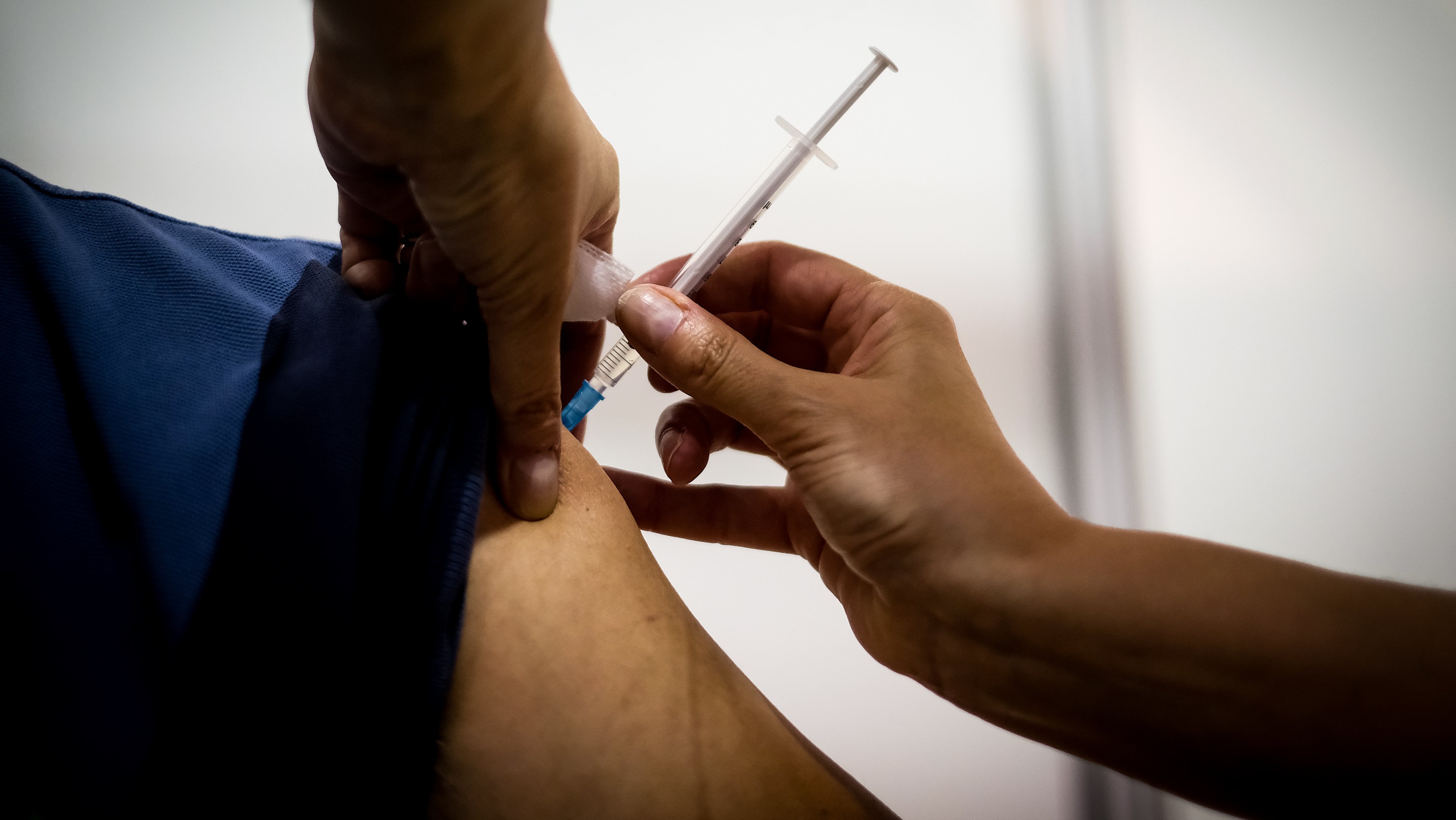 É possível juntar a toma da terceira dose da vacina contra a Covid-19 com a da gripe