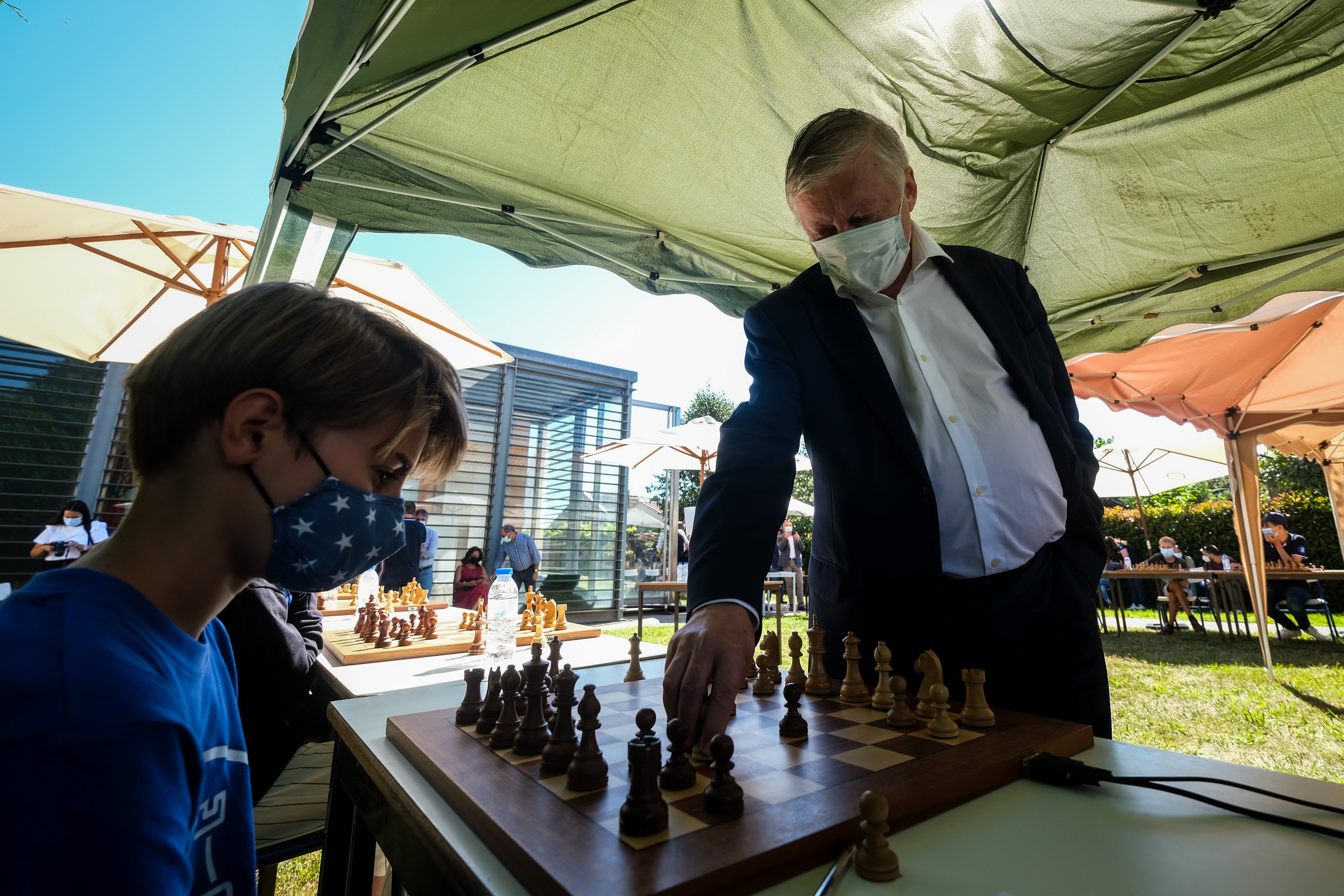Conjunto de xadrez feito à mão embaixador europeu com tabuleiro de