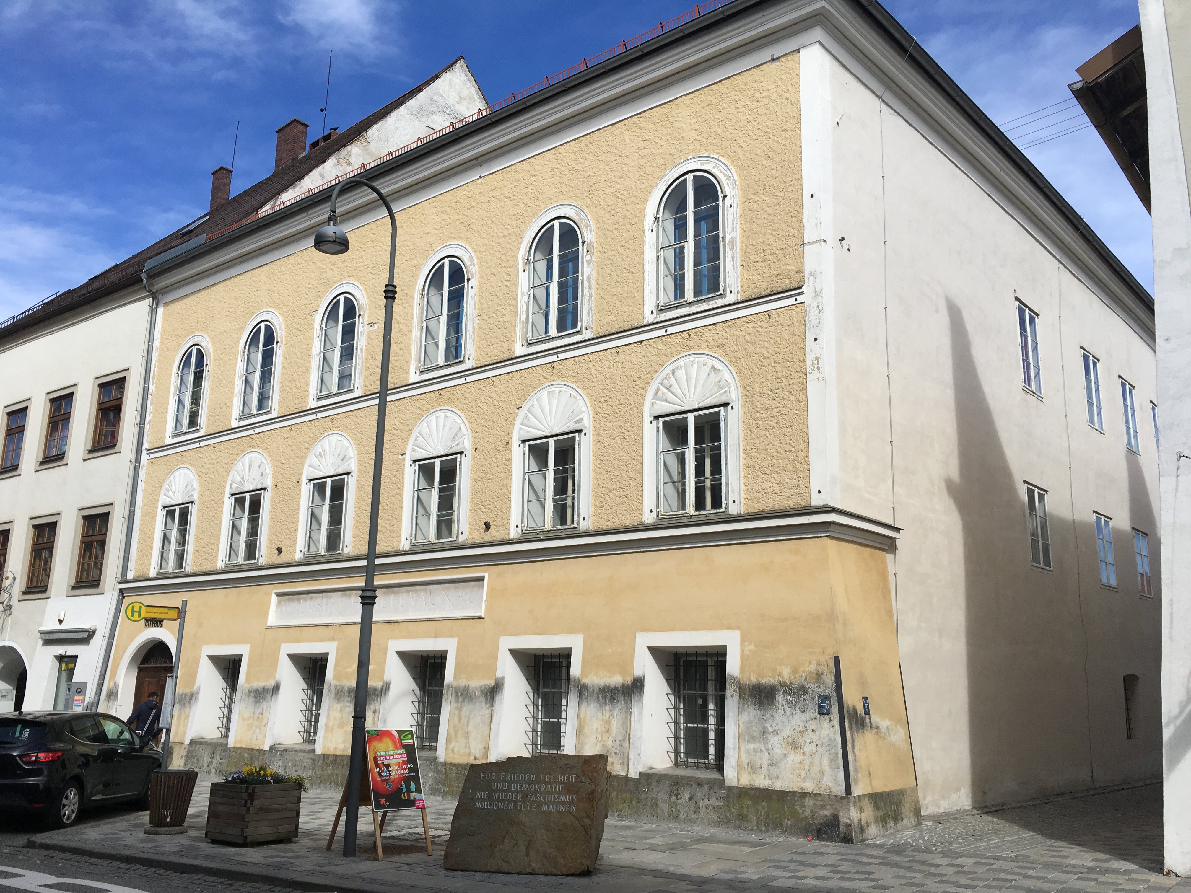 A casa onde Adolf Hitler nasceu e viveu durante os primeiros três anos da sua vida, em Braunau am Inn, Áustria