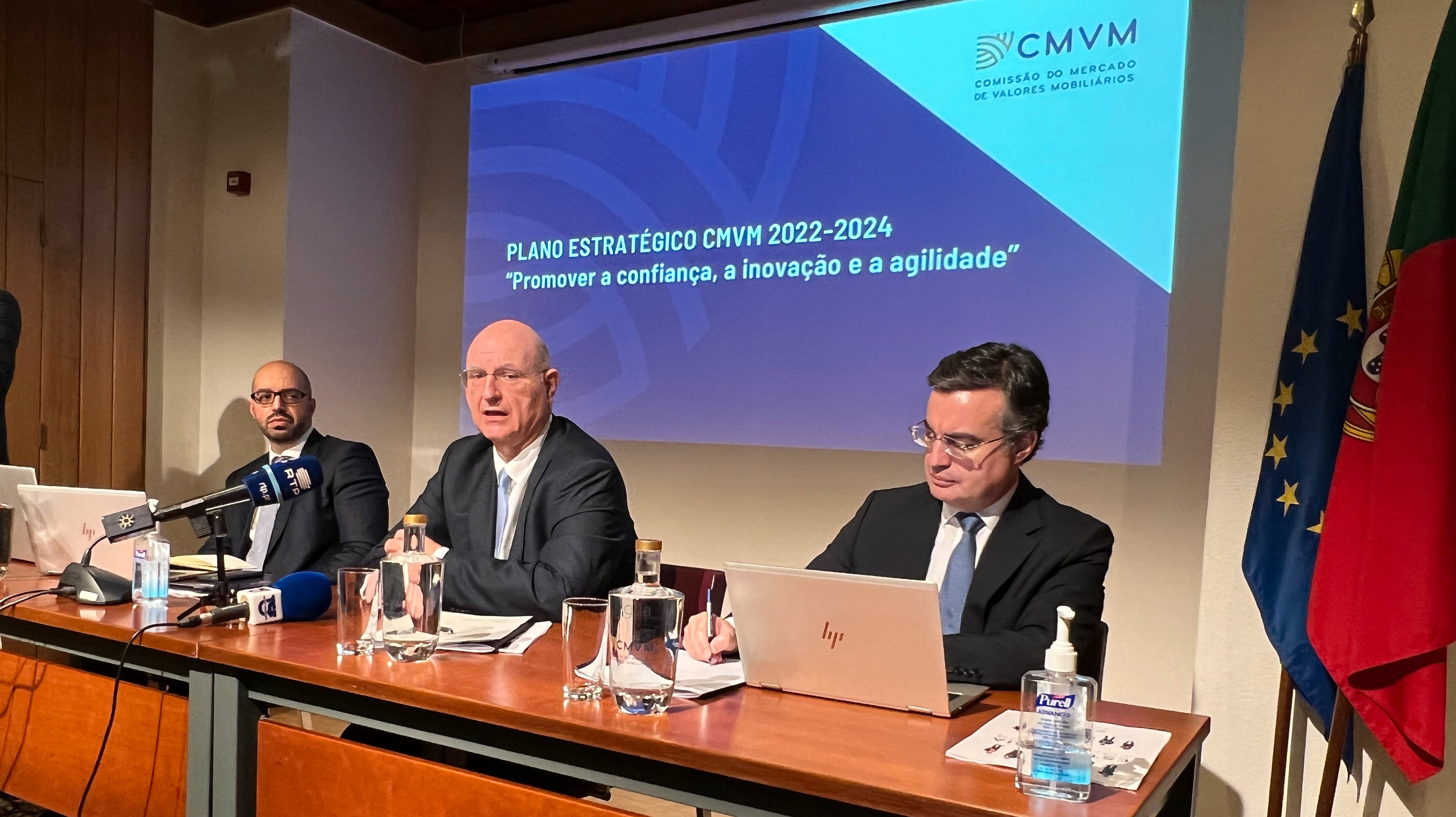 Gabriel Bernardino (ao centro) é o novo presidente do supervisor do mercado de capitais, a CMVM.