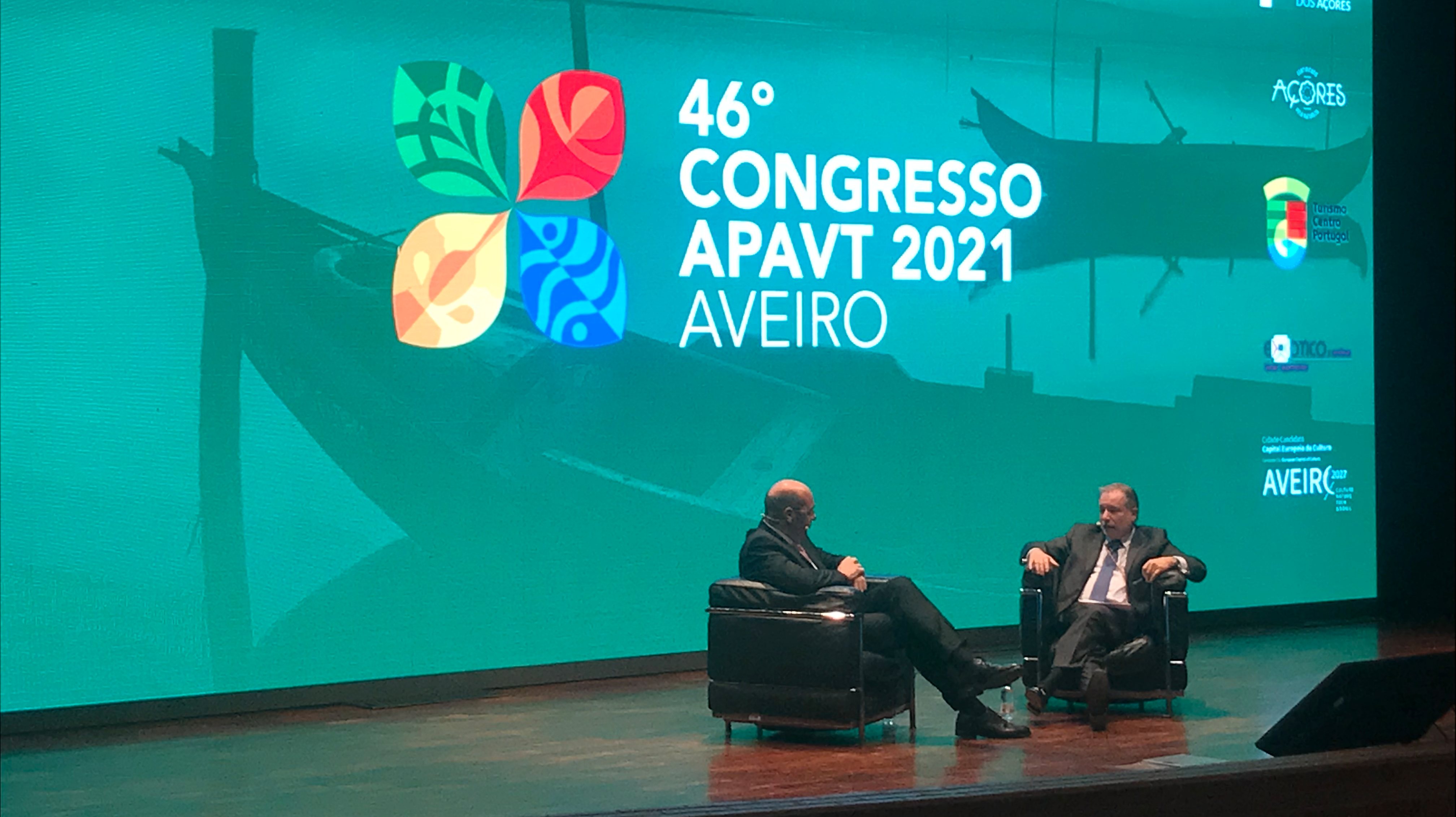 Ministro da Economia Siza Vieira e o presidente da APAVT, Pedro Costa Ferreira