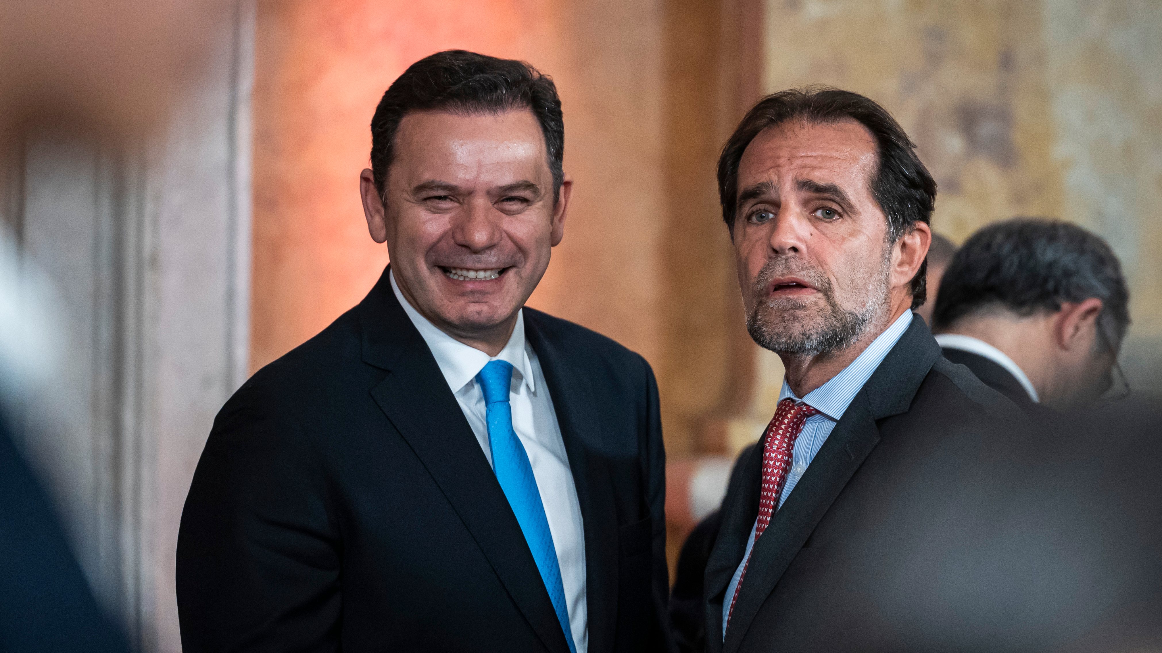 Crise política na Madeira começou quando Miguel Albuquerque (à direita) foi constituído arguido num processo em que são investigadas suspeitas de corrupção