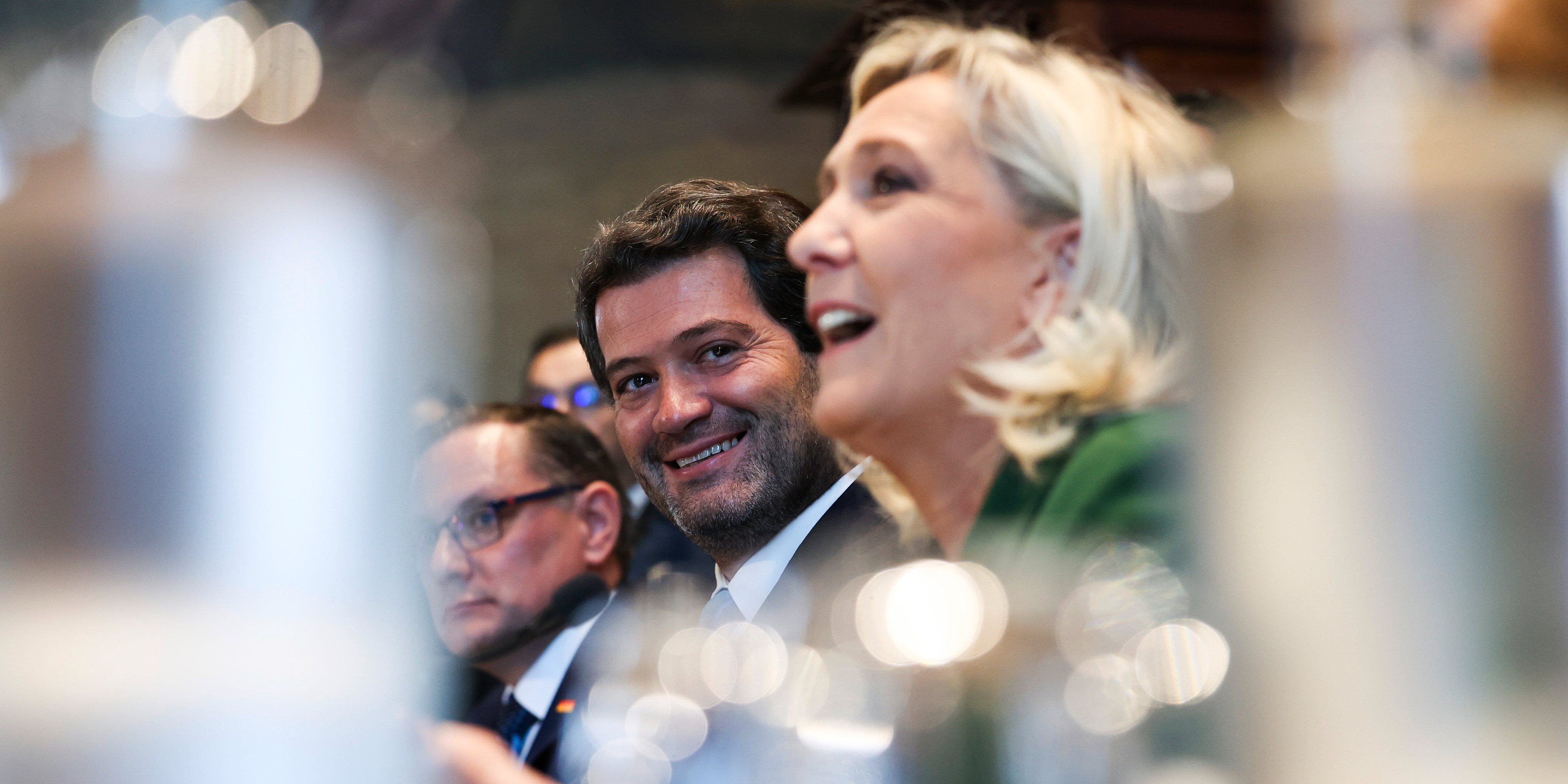 André Ventura sentou-se ao lado de Le Pen, que diz ser contra a União Europeia