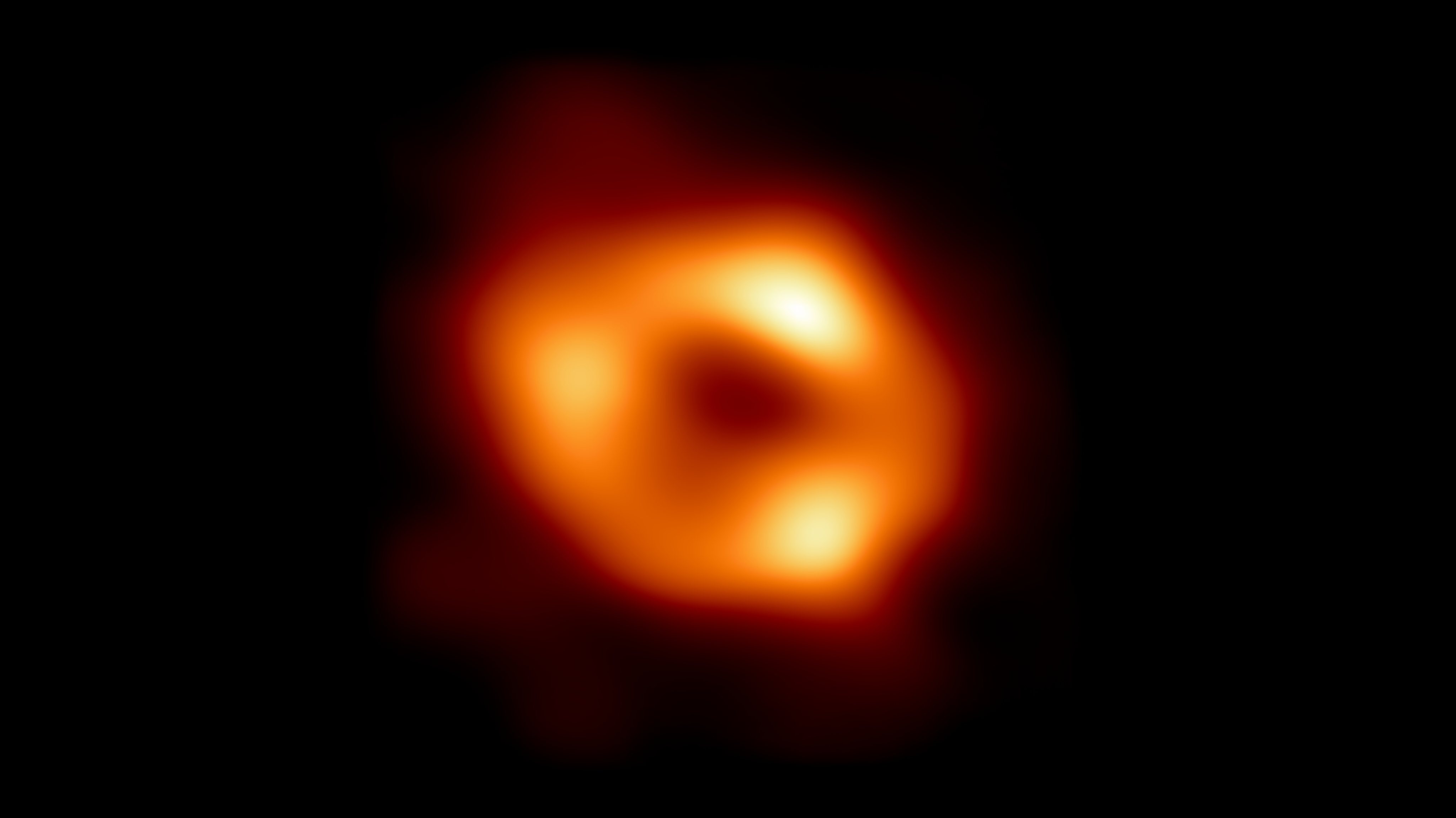 A imagem revela a silhueta do buraco negro quando o gás incandescente é engolido pela região central, a que se chama sombra