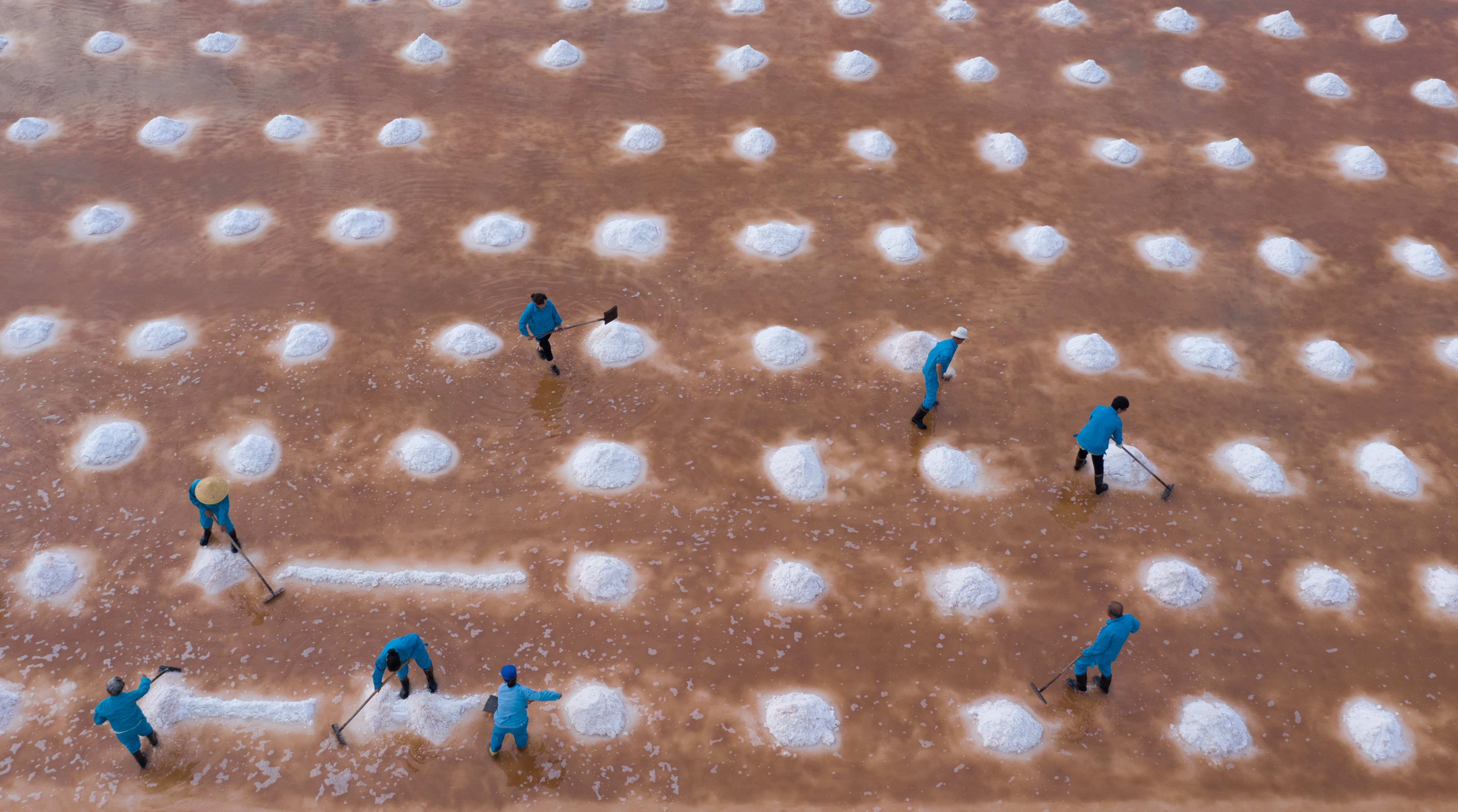 Workers Harvest Salt In Yuncheng