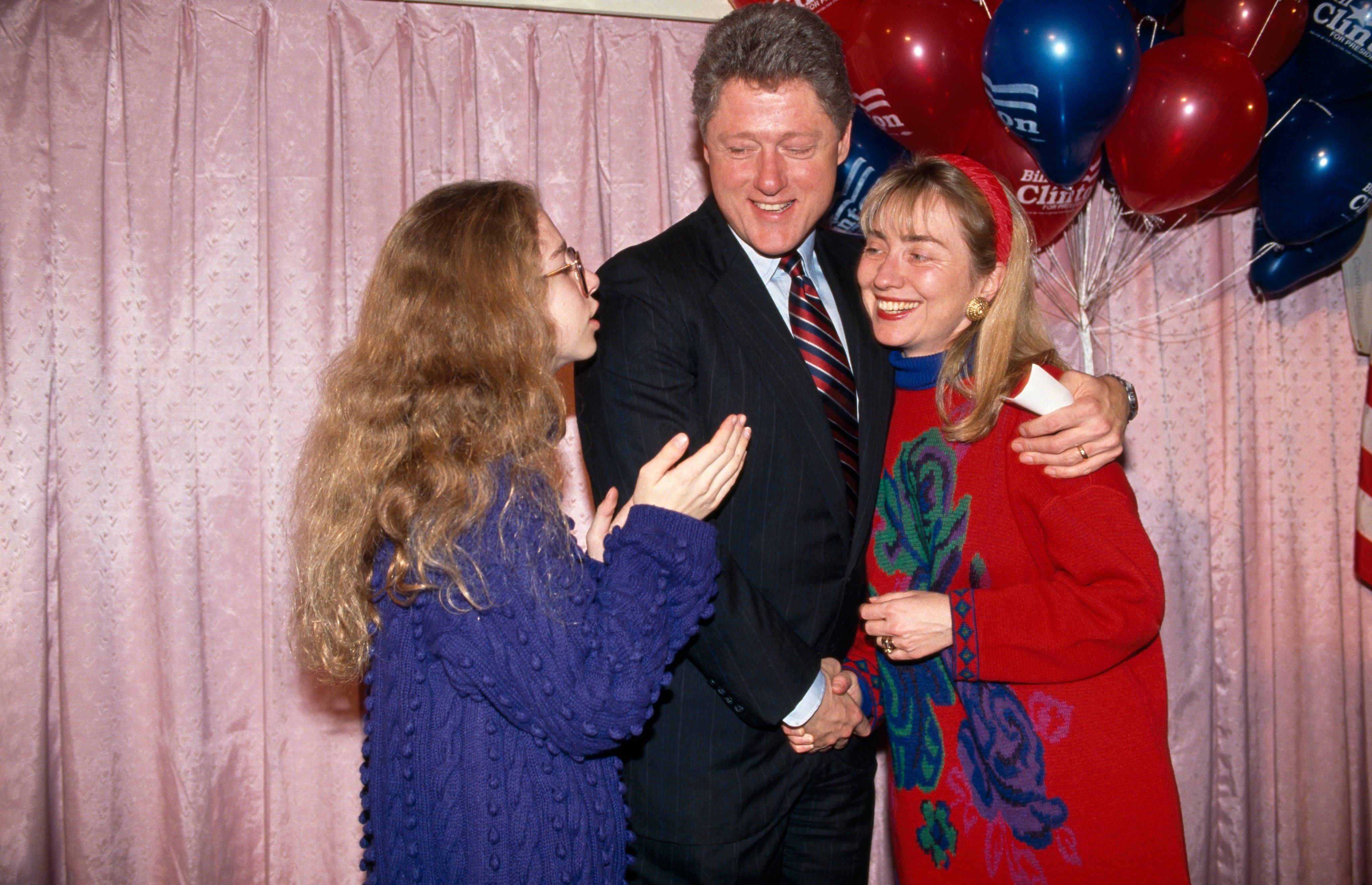 O (então) candidato à Presidente dos EUA, Bill Clinton, em campanha com a sua filha Chelsea e a sua mulher, Hilary Clinton