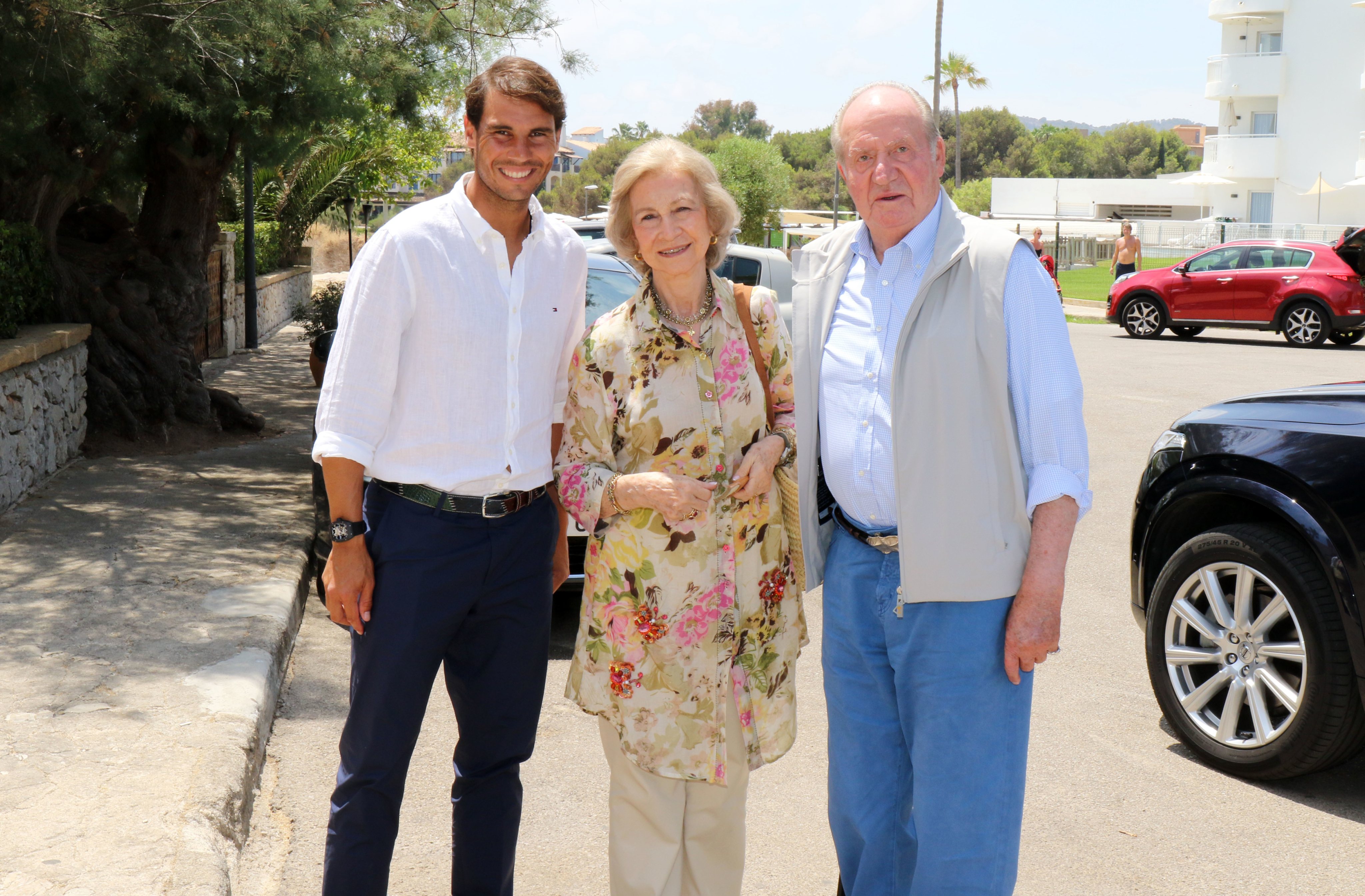O Rei Juan Carlos de Espanha e a Rainha Sofia da Grécia com o jogador de ténis Rafael Nadal