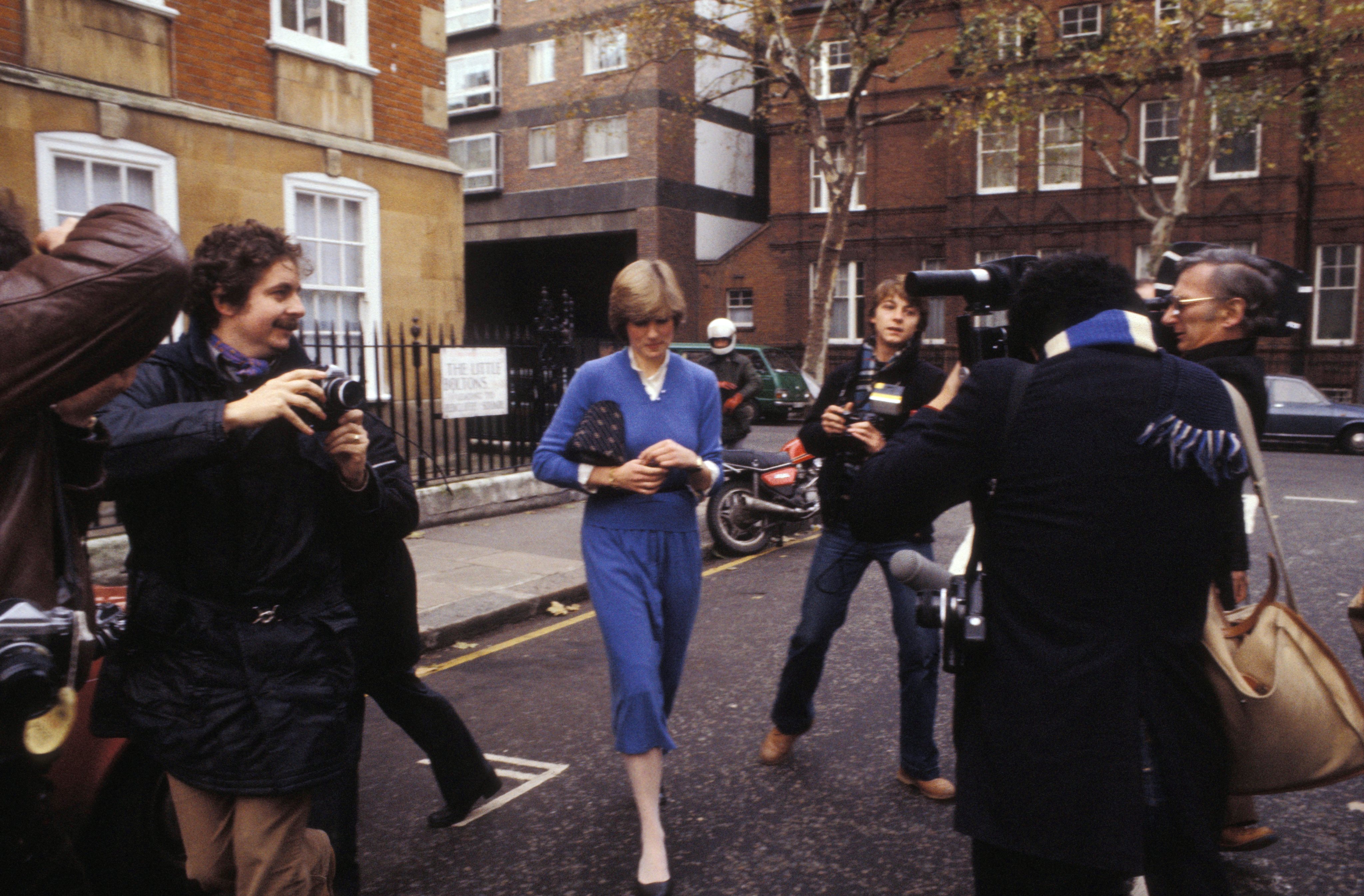 Diana et les photographes dans une rue de Londres