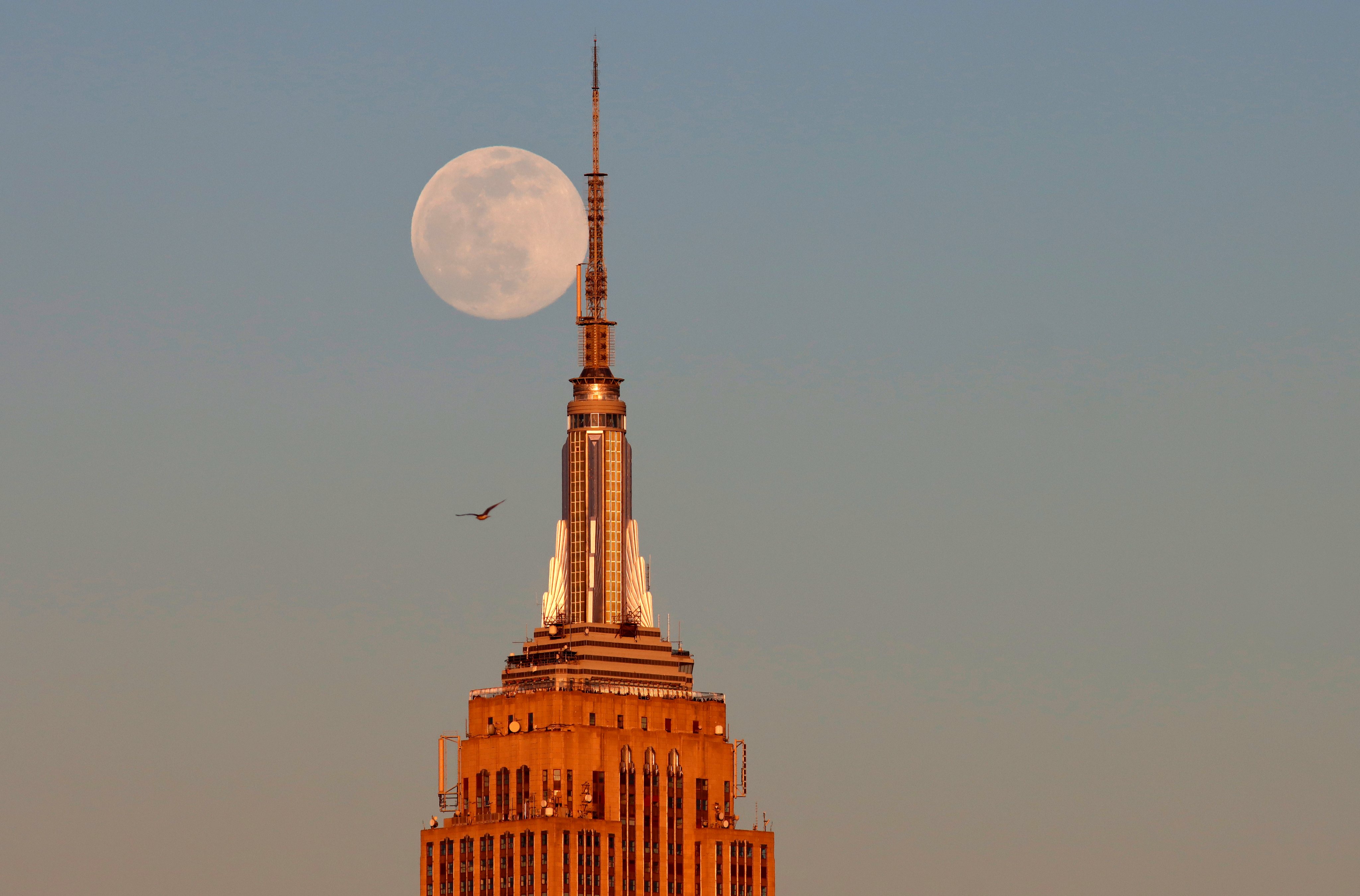 A Lua de Neve por trás do Empire State Building, em Nova Iorque, EUA