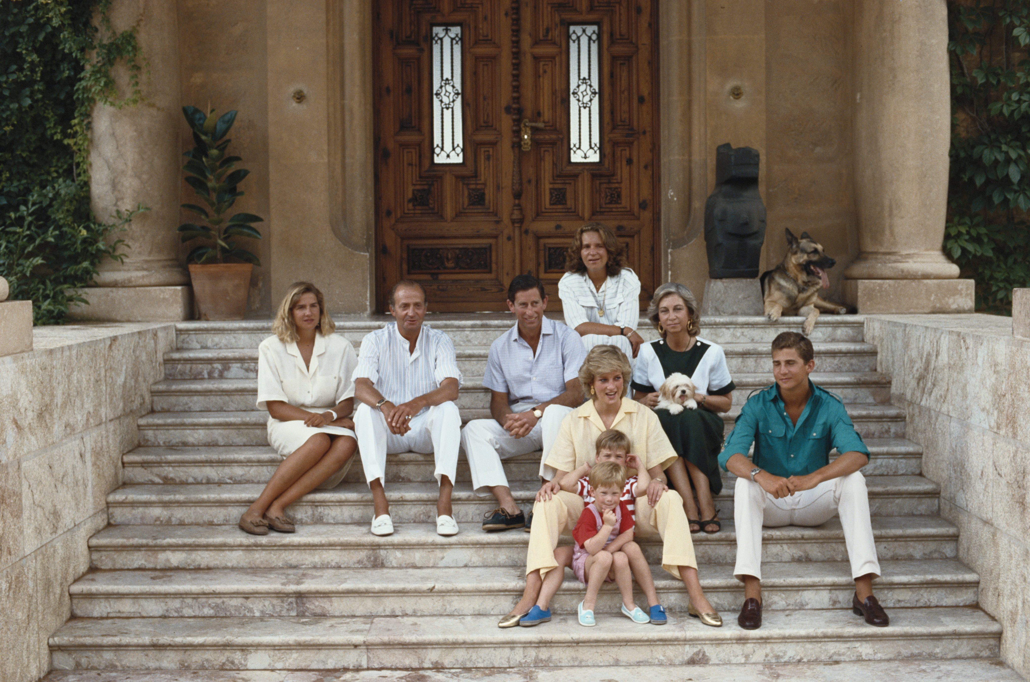 Príncipe Charles e a Princesa Diana com os seus filhos, William e Harry, em conjunto com a família real espanhola (1987)