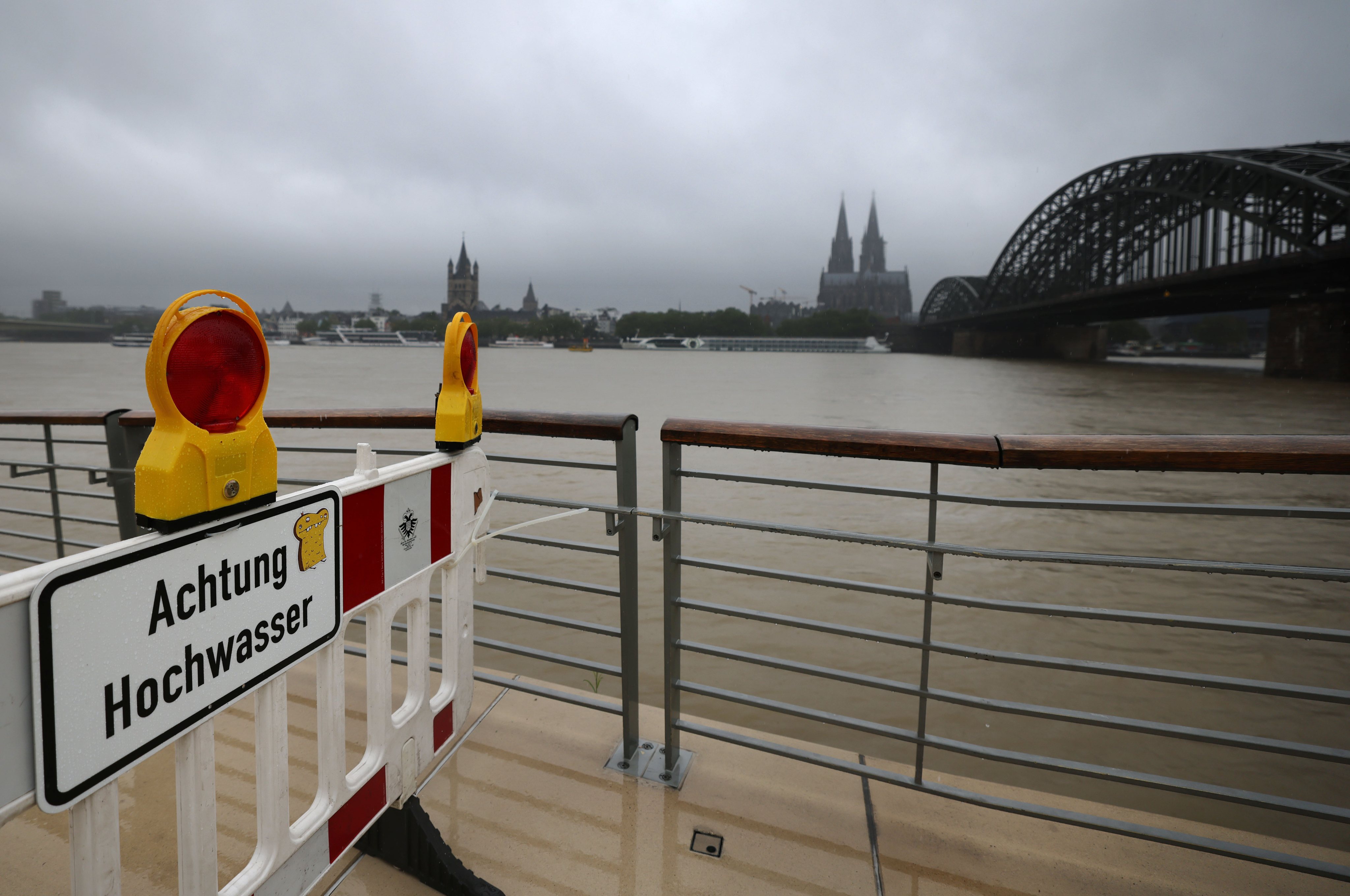 Rhine level of the Rhine rises