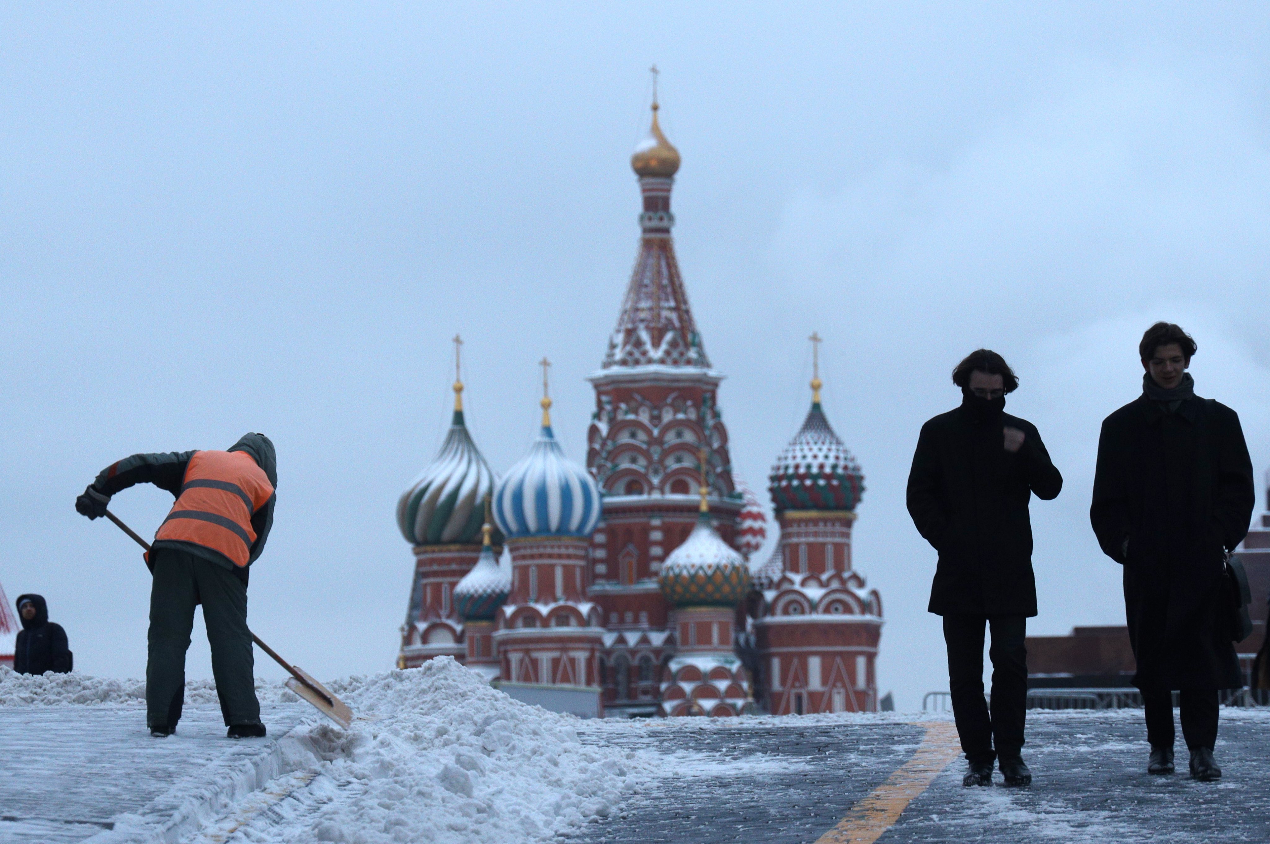 Limpeza das ruas de Moscovo na Rússia, no dia 1 de janeiro, depois da Passagem de Ano