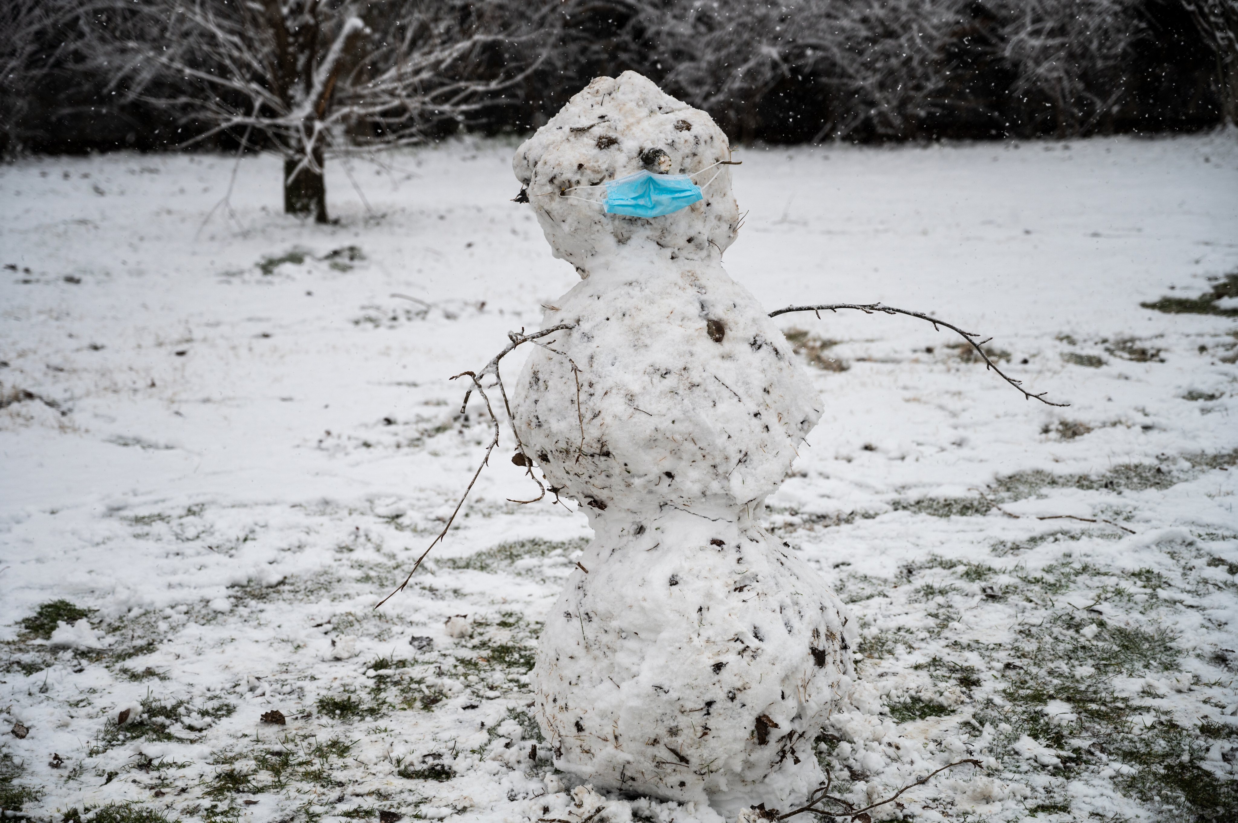 A snowman with a face mask remembers the coronavirus