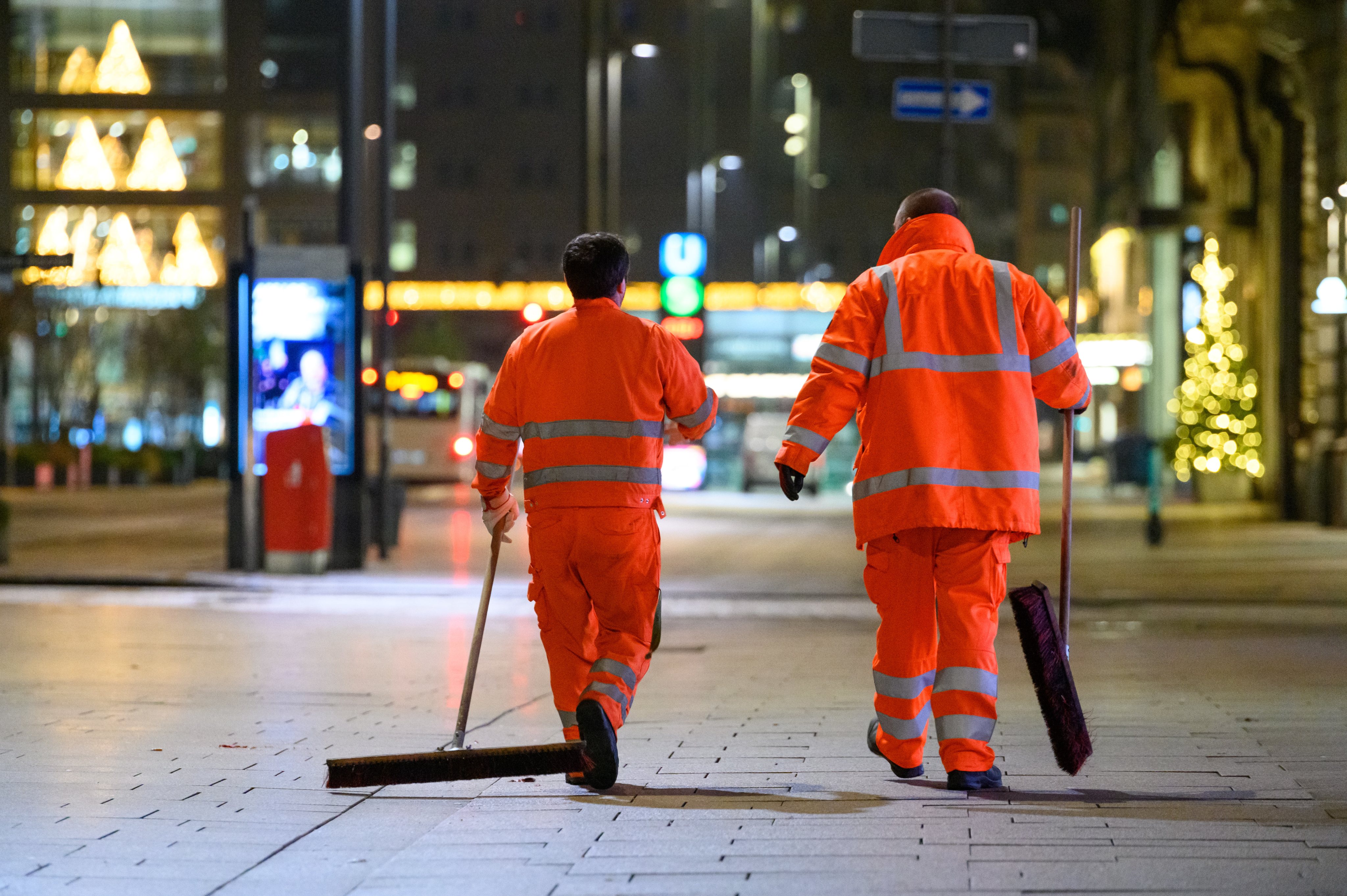 Limpeza das ruas de Hamburgo na Alemanha, no dia 1 de janeiro, depois da Passagem de Ano