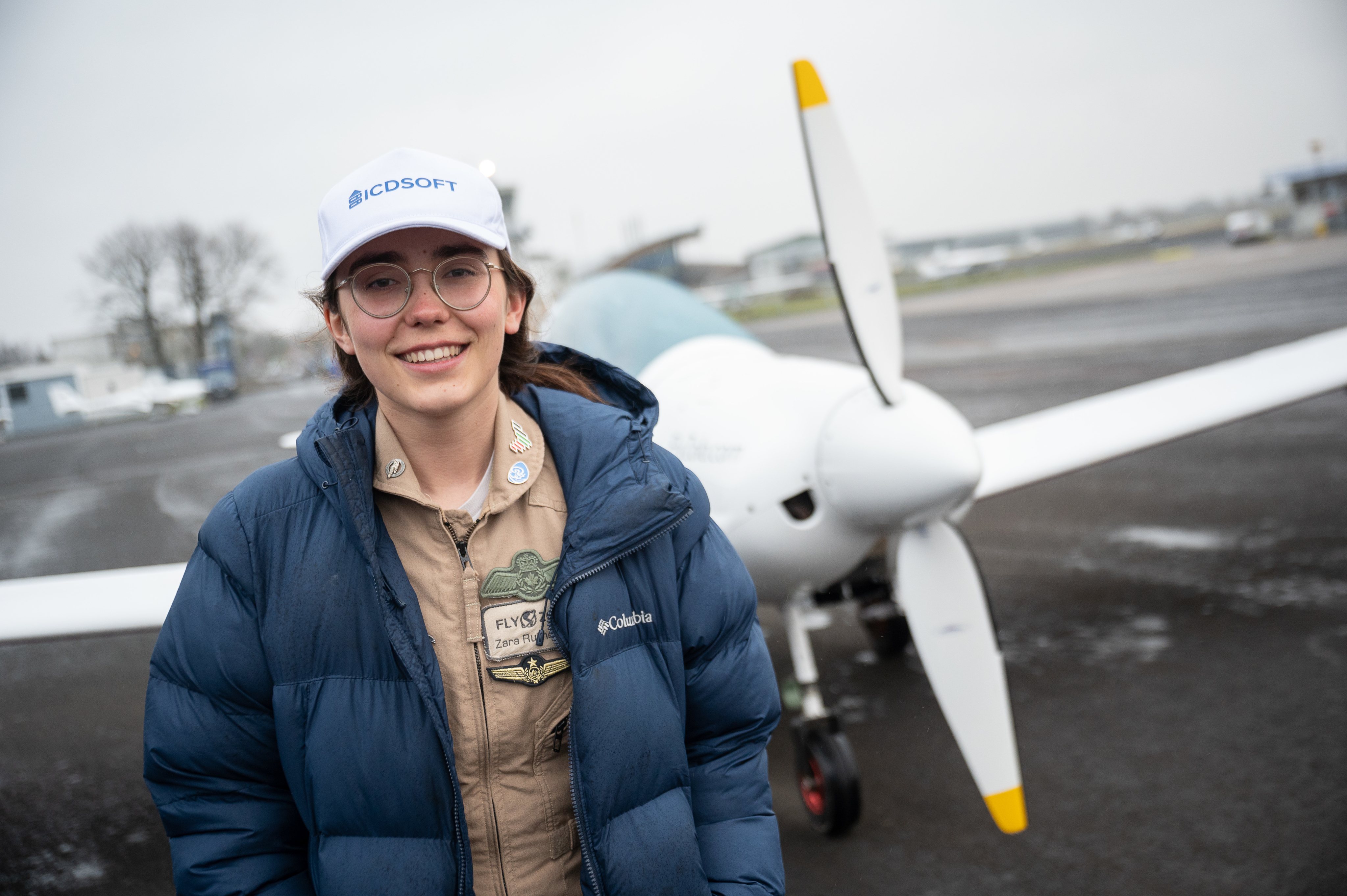 Zara Rutherford, a jovem piloto de 19 anos que circum-navegou o globo num avião ultraligeiro
