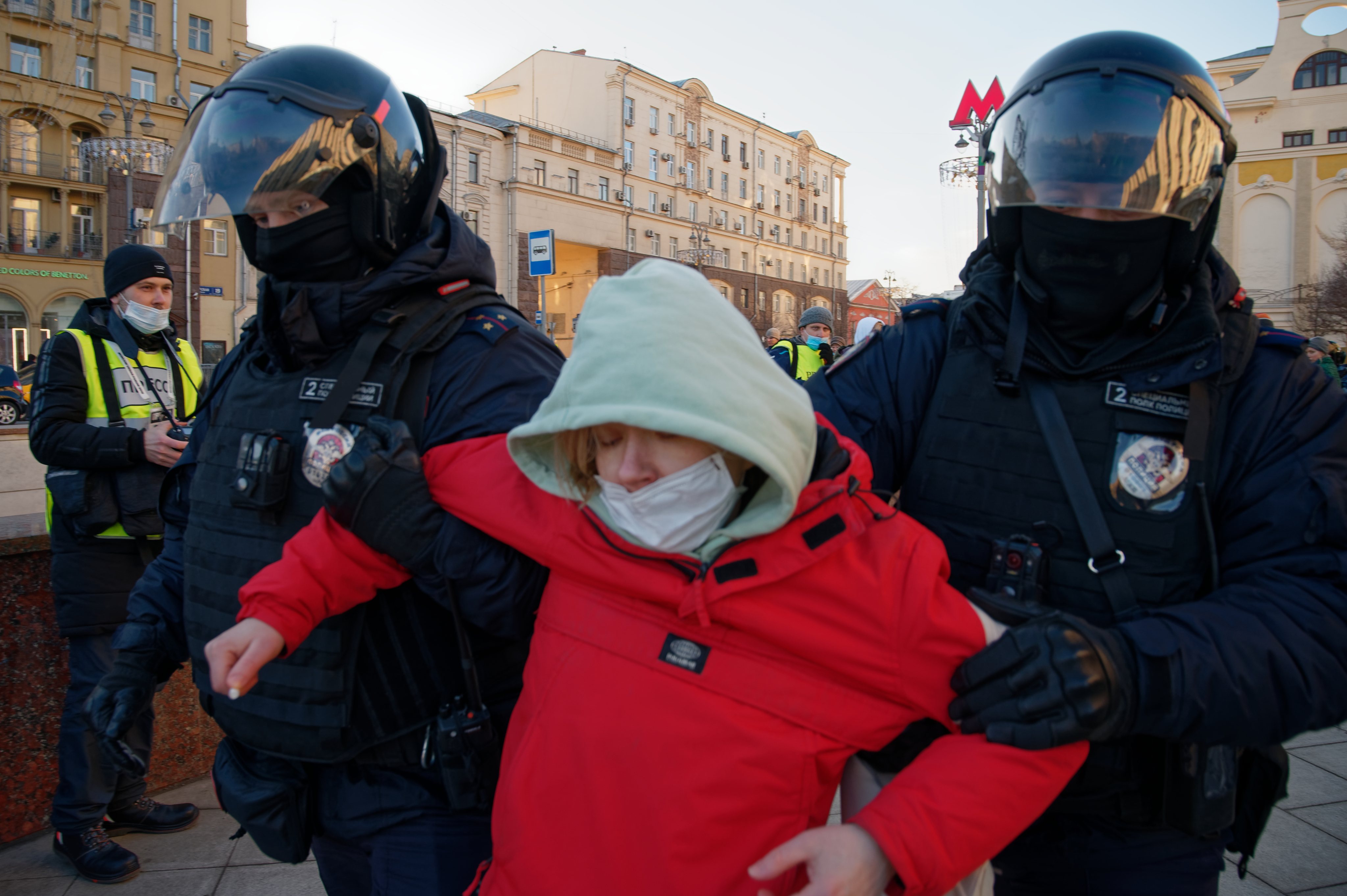 Manifestantes contra a invasão russa da Ucrânia são detidos pela polícia da Rússia, em Moscovo