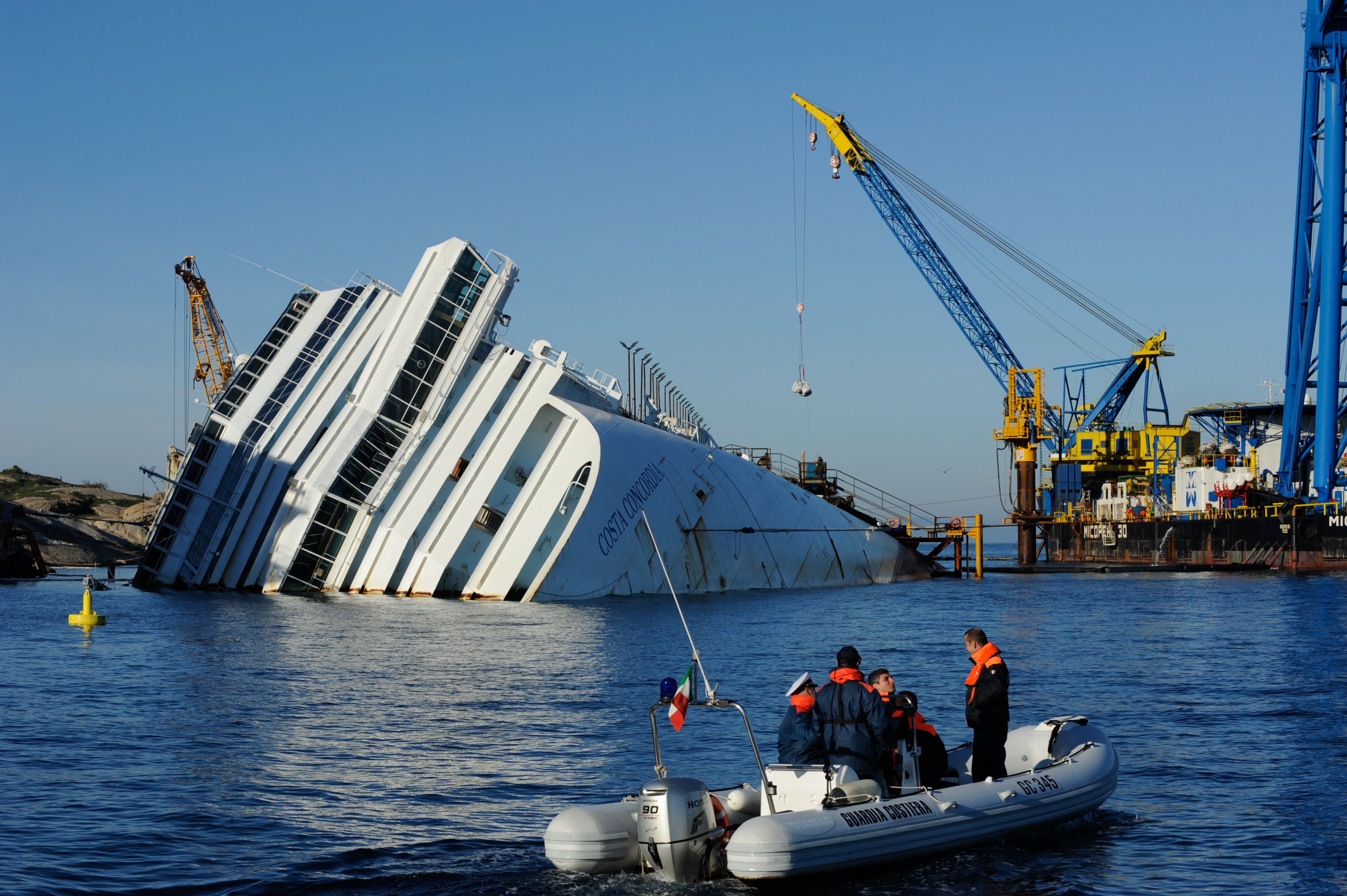 Há 10 anos, o navio Costa Concordia afundou ao largo da costa italiana, tendo resultado na morte de 32 pessoas -- 27 passageiros, cinco membros da tripulação e um elemento da equipa de socorro