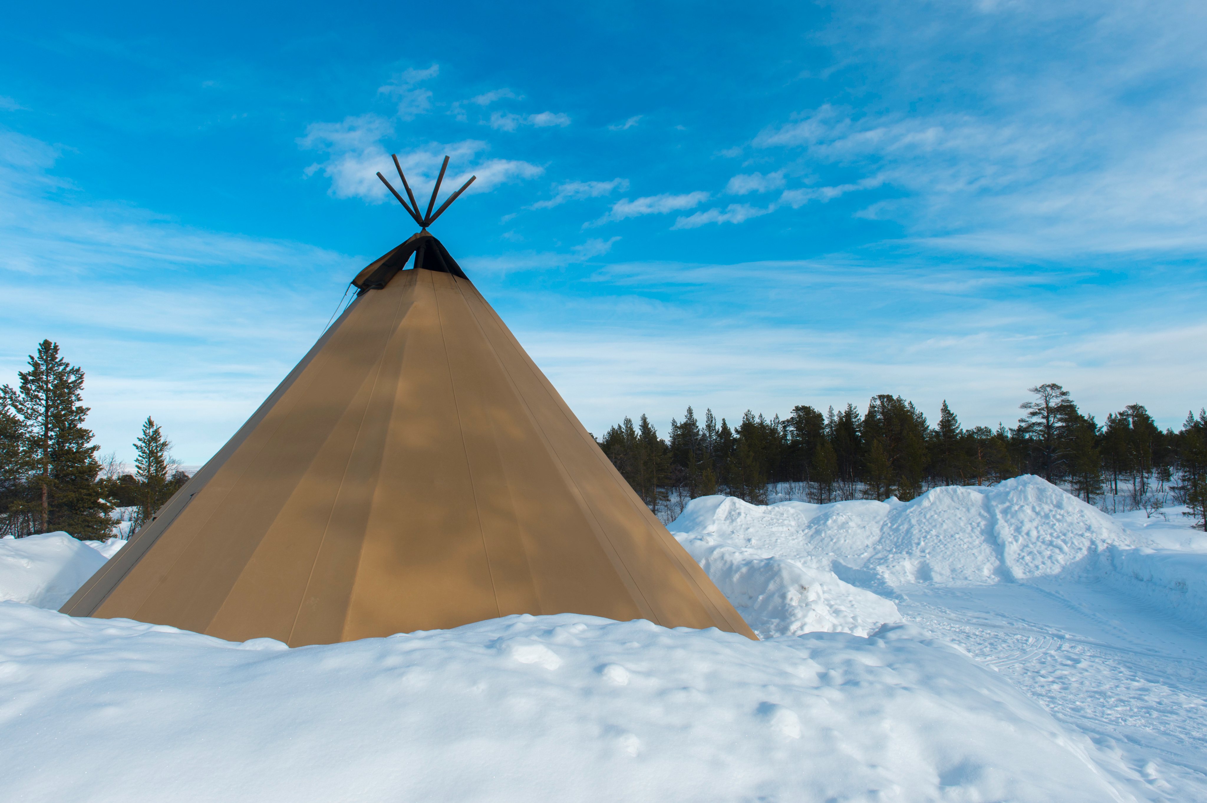 Uma Lavvu, a tenda tradicional utilizada pelo povo Sámi