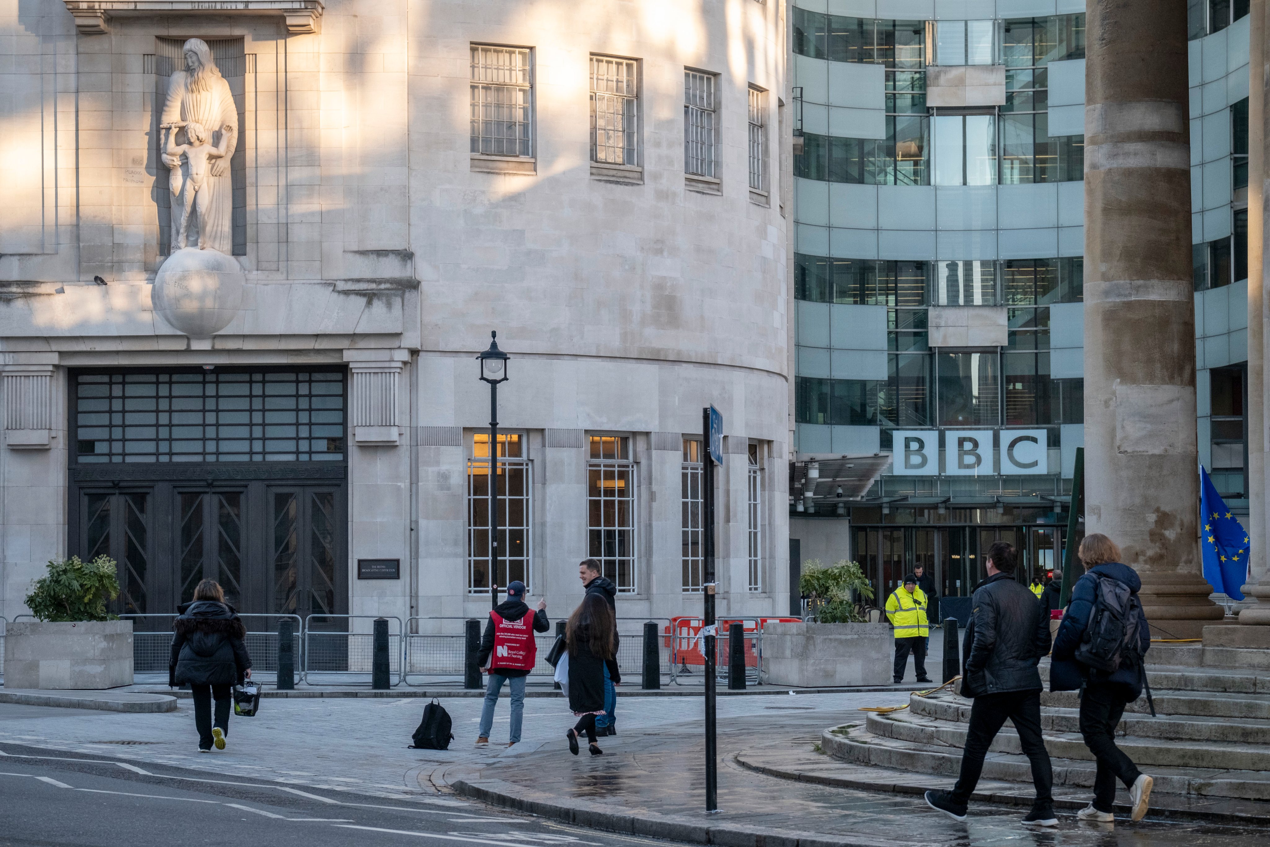 Homem danifica estátua na sede da BBC criada pelo artista, e pedófilo, Eric Gill