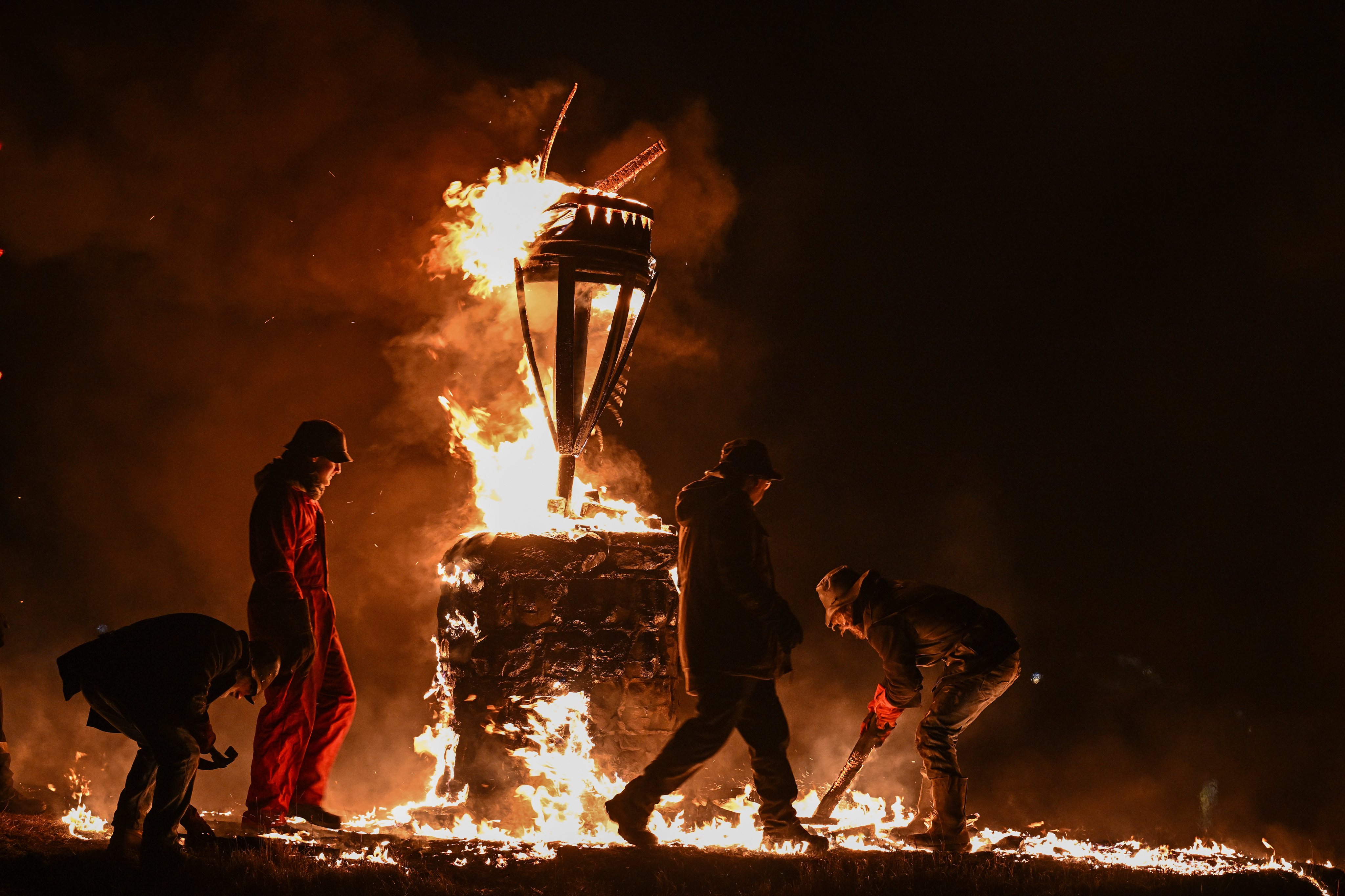 A queima do Clavie, um barril cheio de aparas de madeira e alcatrão, na Escócia, no dia 17. Este evento é geralmente celebrado no dia 11 de janeiro para marcar a entrada no ano novo.