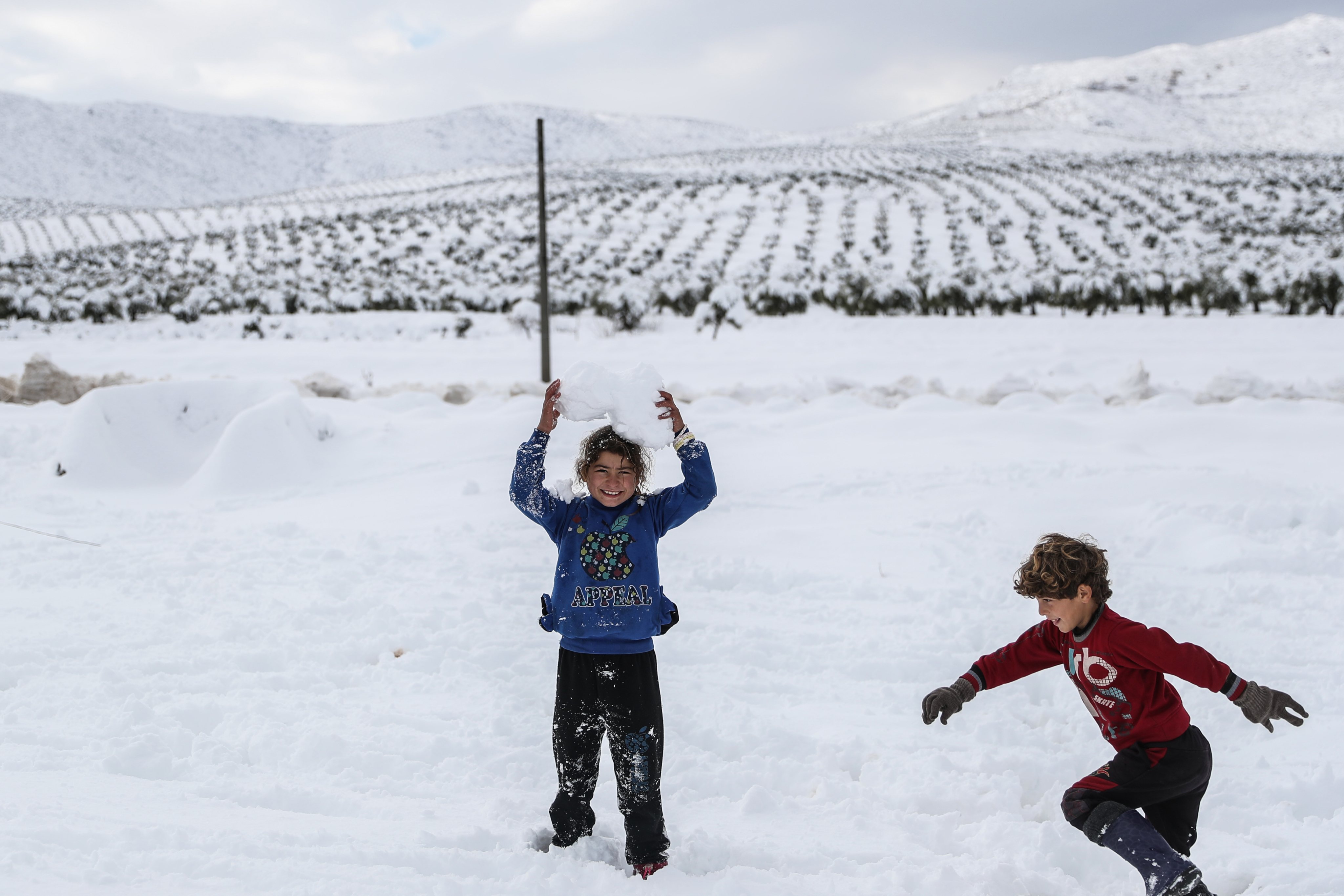 Refugiados sírios em Afrin, na Síria, tentam manter as suas rotinas após nevão atingir campo de refugiados, no dia 19 de janeiro
