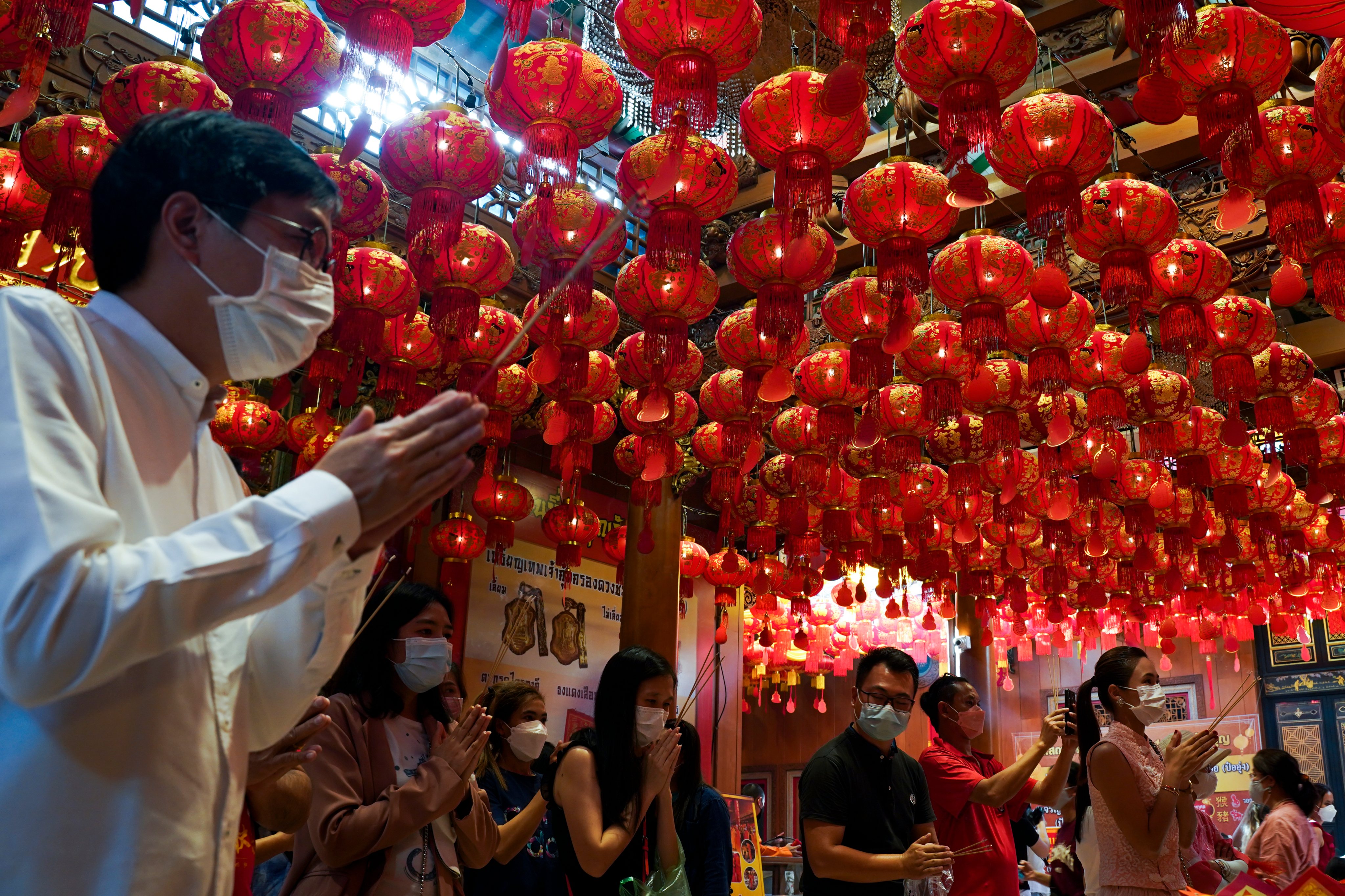 Preparativos para a celebração do Ano Novo Chinês na Chinatown de Banguecoque, na Tailândia