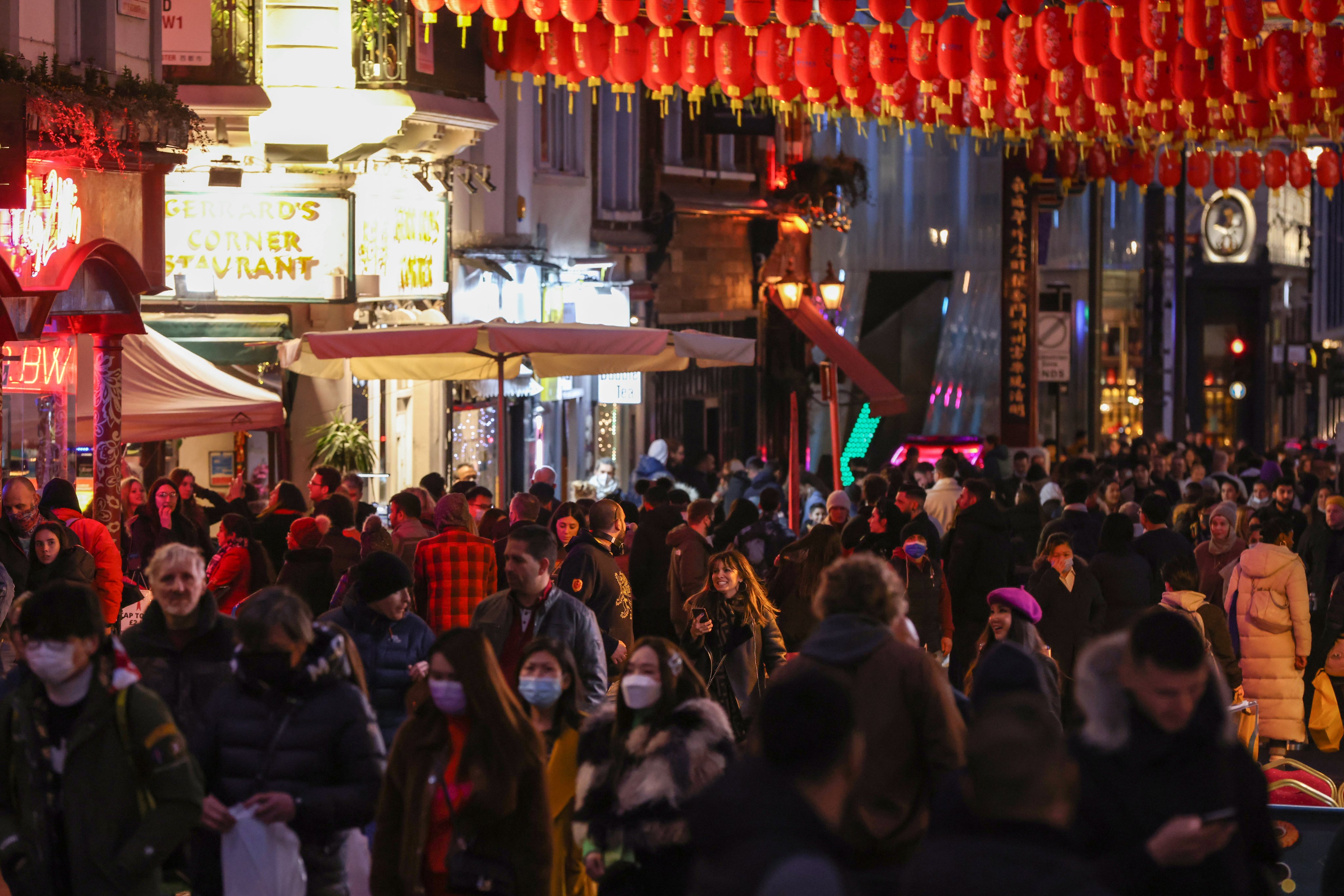 Preparativos para a celebração do Ano Novo Chinês na Chinatown de Londres